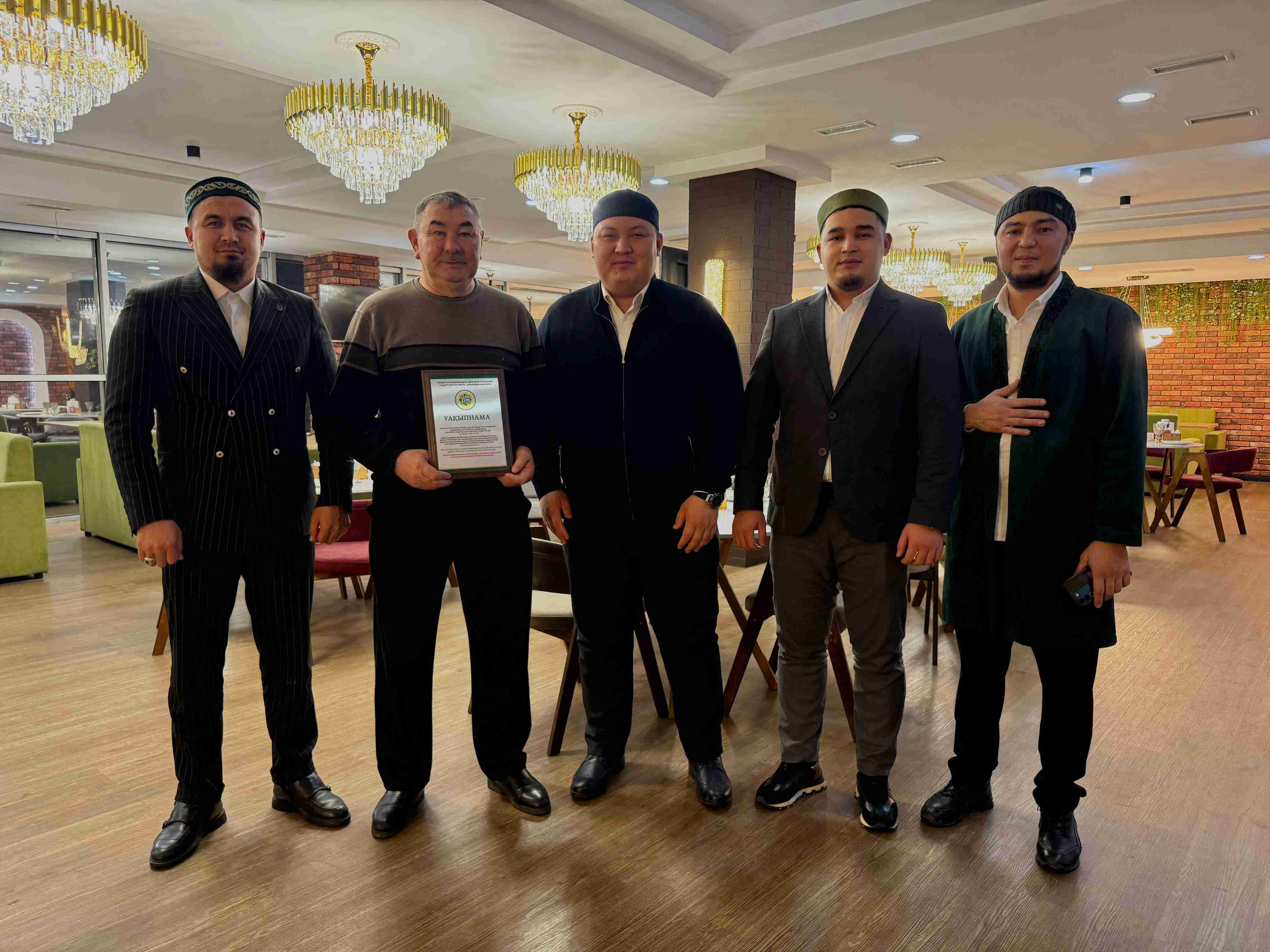 «Бес қазан» отбасылық мейрамханасына “Уақыпнама” сертификаты табысталды