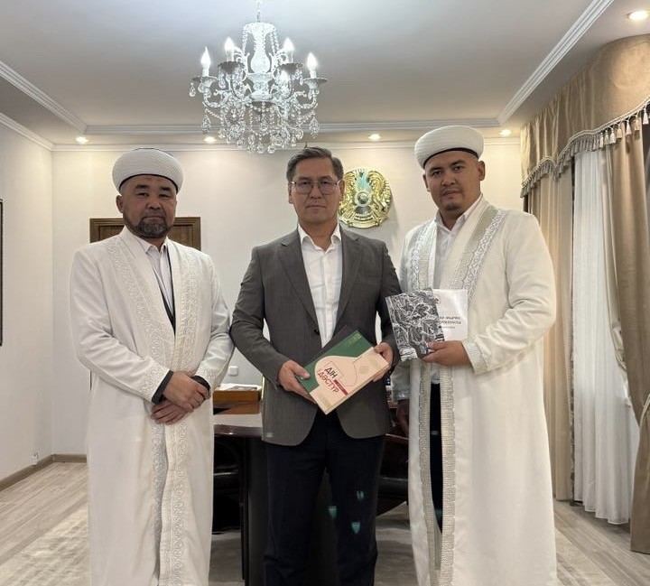 ОБЛЫС БАС ИМАМЫ БҰҚАР ЖЫРАУ АУДАНЫНЫҢ ӘКІМІМЕН КЕЗДЕСТІ