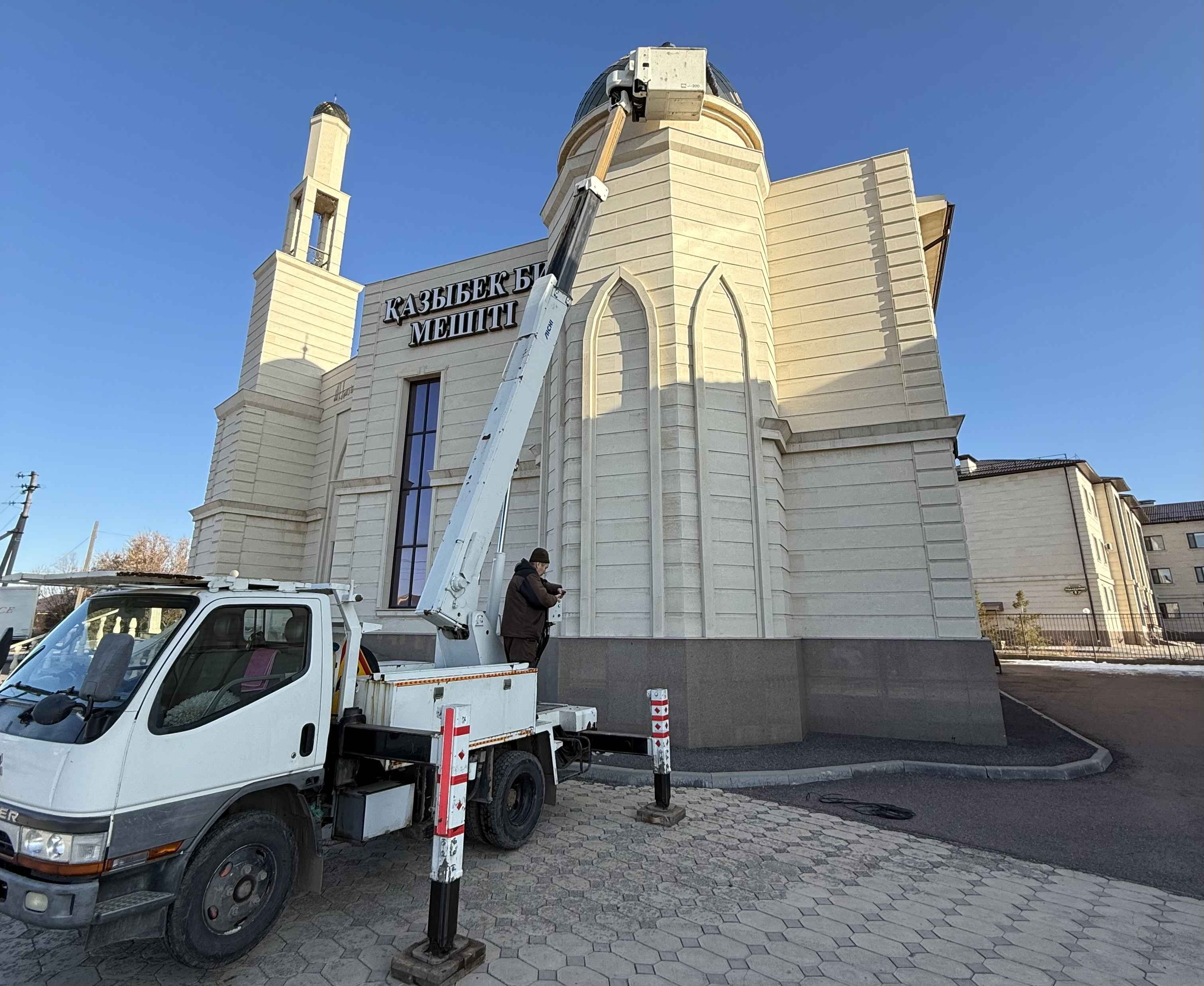 «Қазыбек би» мешітінде сыртқы жарық шамдары орнатылды