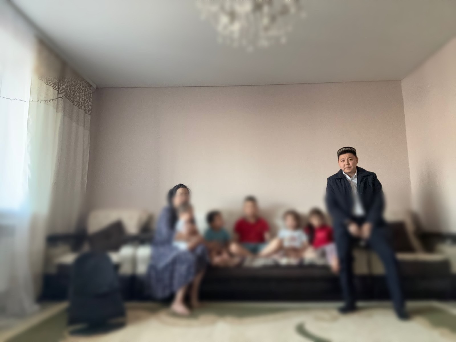 «Қолдан-қолға» қайырымдылық акциясы аясында көп балалы анаға көмек көрсетілді