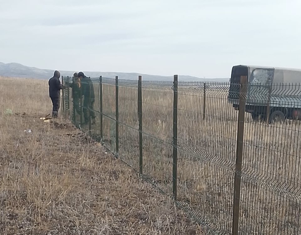 Шет ауданы: Орталық зираттың сыртқы қоршауы жаңартылды