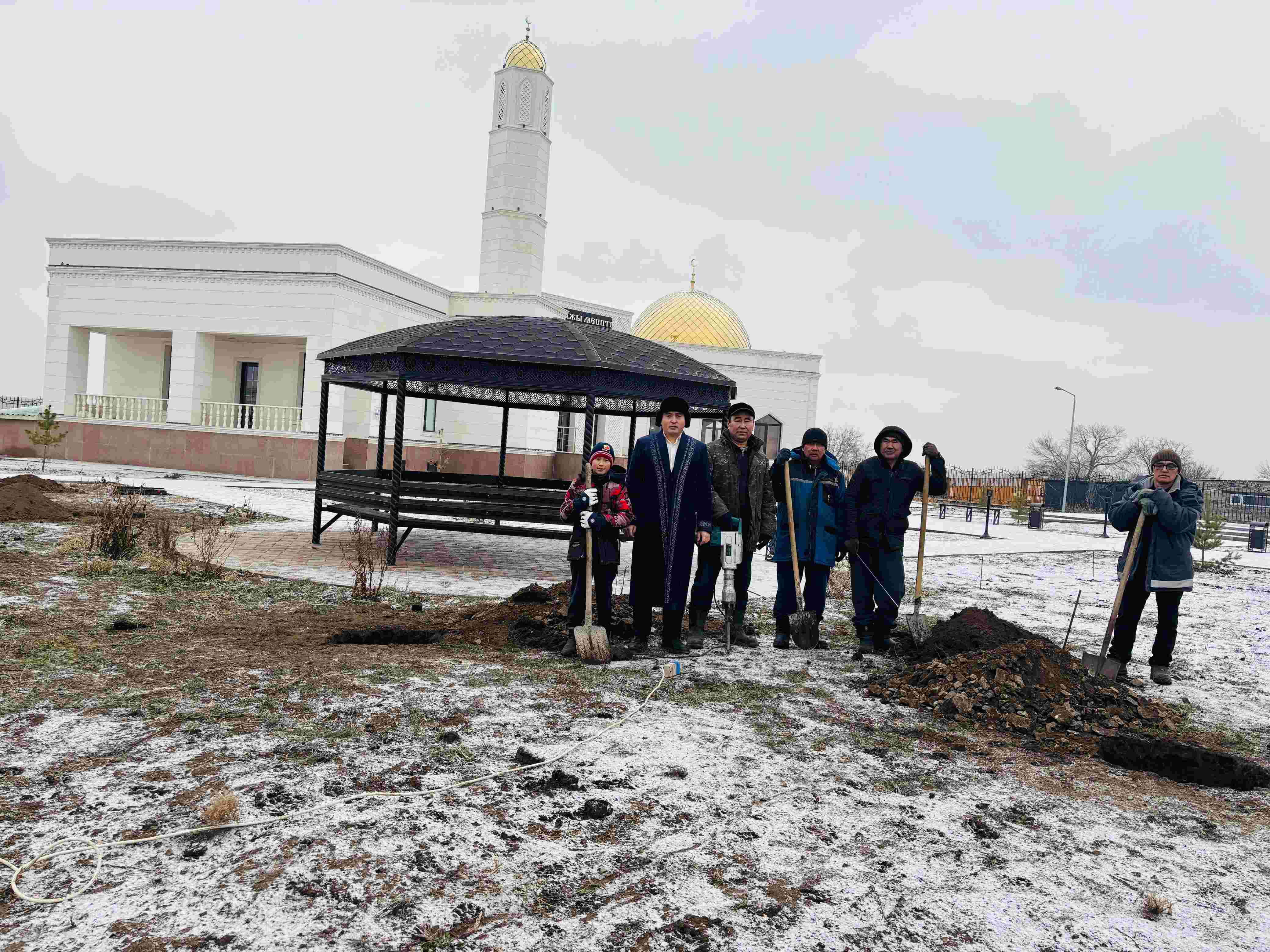 «Ғыйзат қажы» мешітінде 20 көшет отырғызуға дайындық жүргізілді