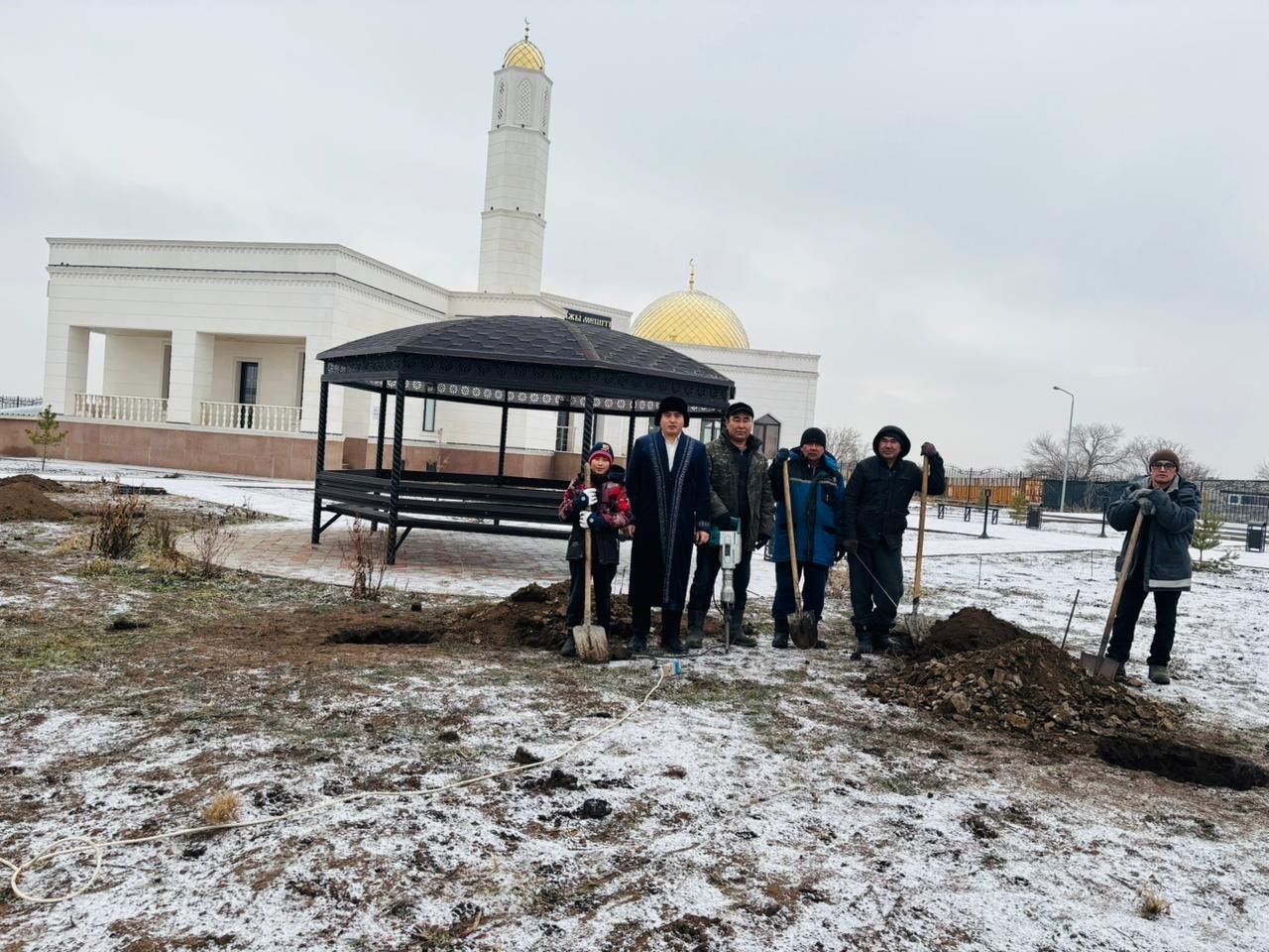 «Ғыйзат қажы» мешітінде 20 көшет отырғызуға дайындық жүргізілді