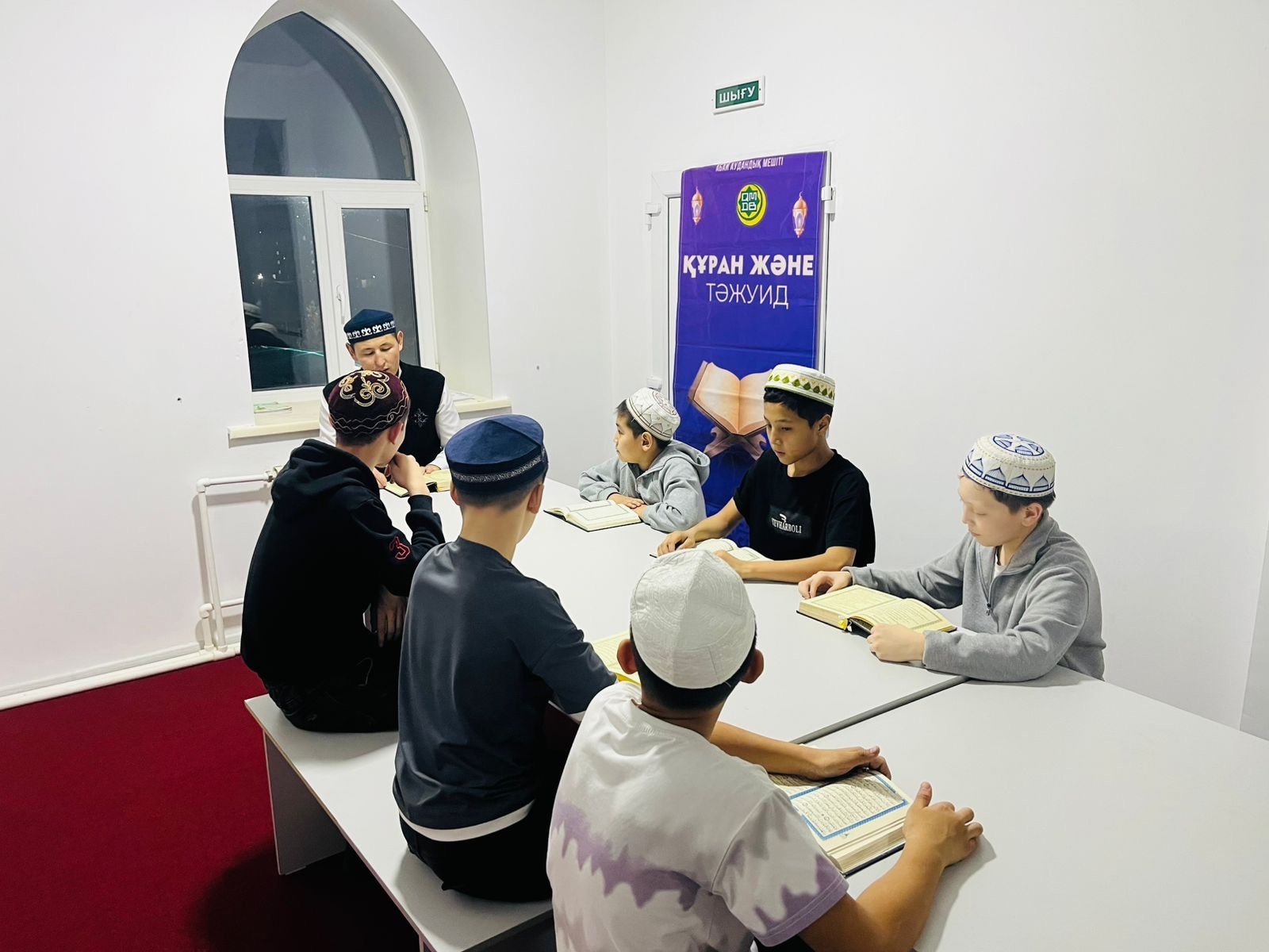 Абайда жеткіншектер Құранға түсуде