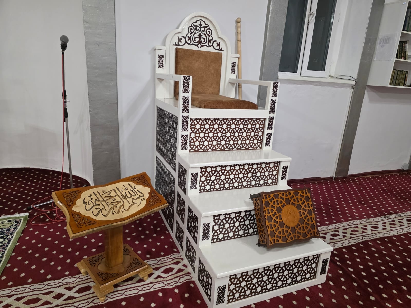 Шахтинск қалалық «Нұр» мешітіне жаңа мінбер тарту етілді.