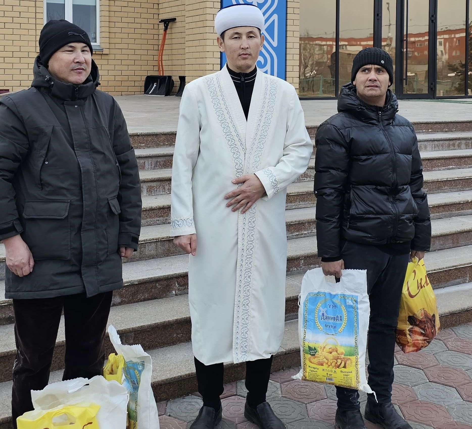 Абай аудандық орталық мешітінде әлеуметтік көмекке мұқтаж отбасыға азық-түлік тапсырылды