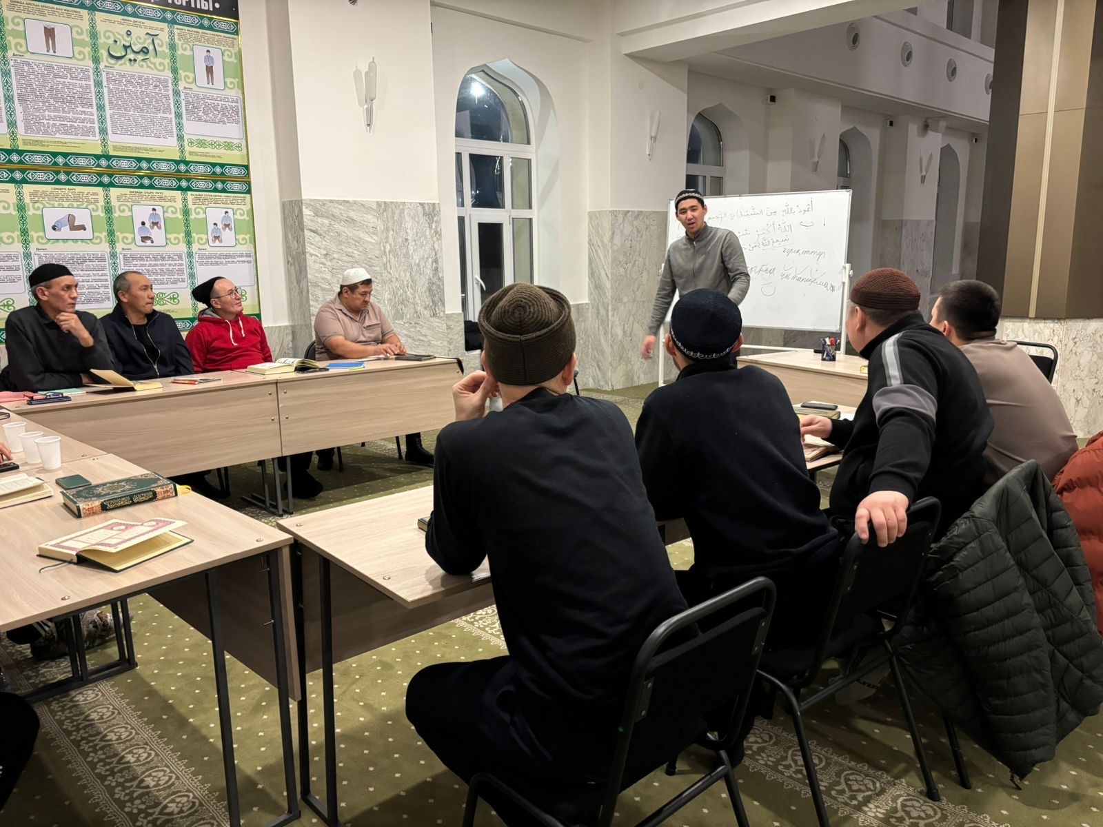 Қарағанды қалалық «Әл Ғаффар» мешітінде Құран сабағы өтуде