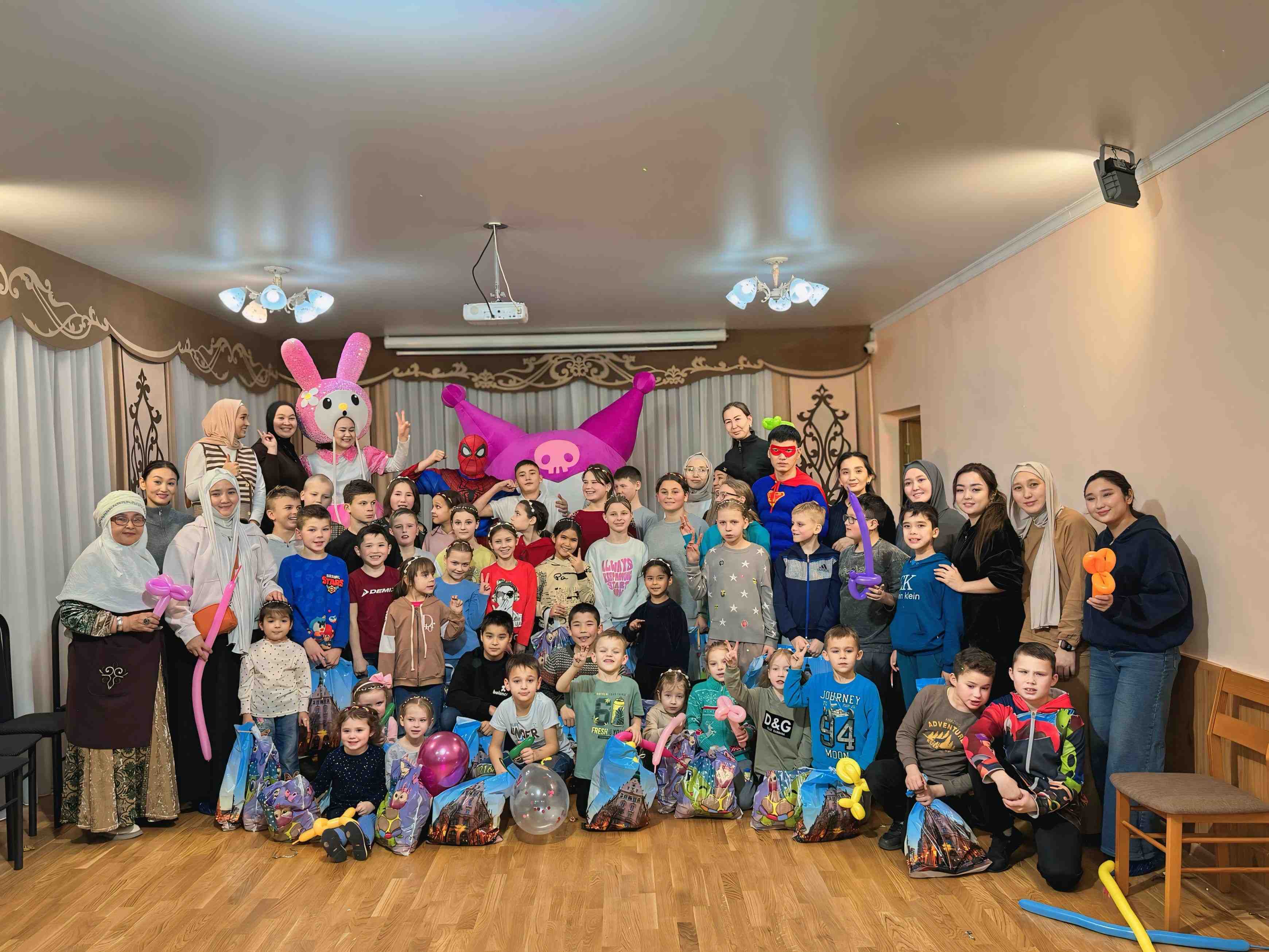 ӘЙЕЛ-ҚЫЗДАР ЖАМАҒАТЫ БАЛАЛАРҒА ҚУАНЫШ СЫЙЛАДЫ