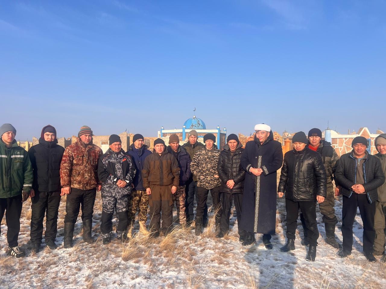 Қарқаралы аудандық «Құнанбай қажы» мешітінің имамы Шөже ақын кесенесін зиярат етті