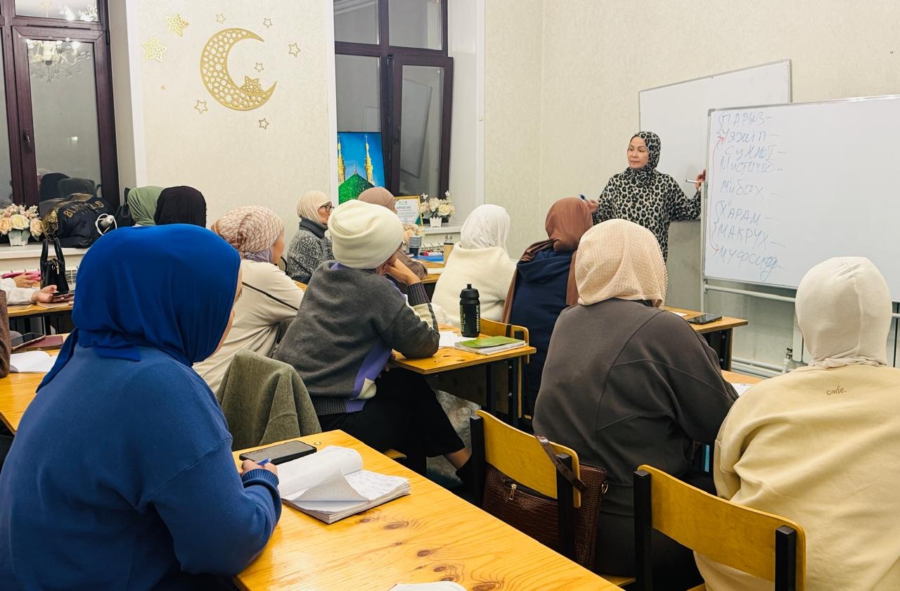 «Қазыбек би» мешітінде әйел-қыздар жамағатына арналған тұрақты фиқһ және сира дәрістері өтуде