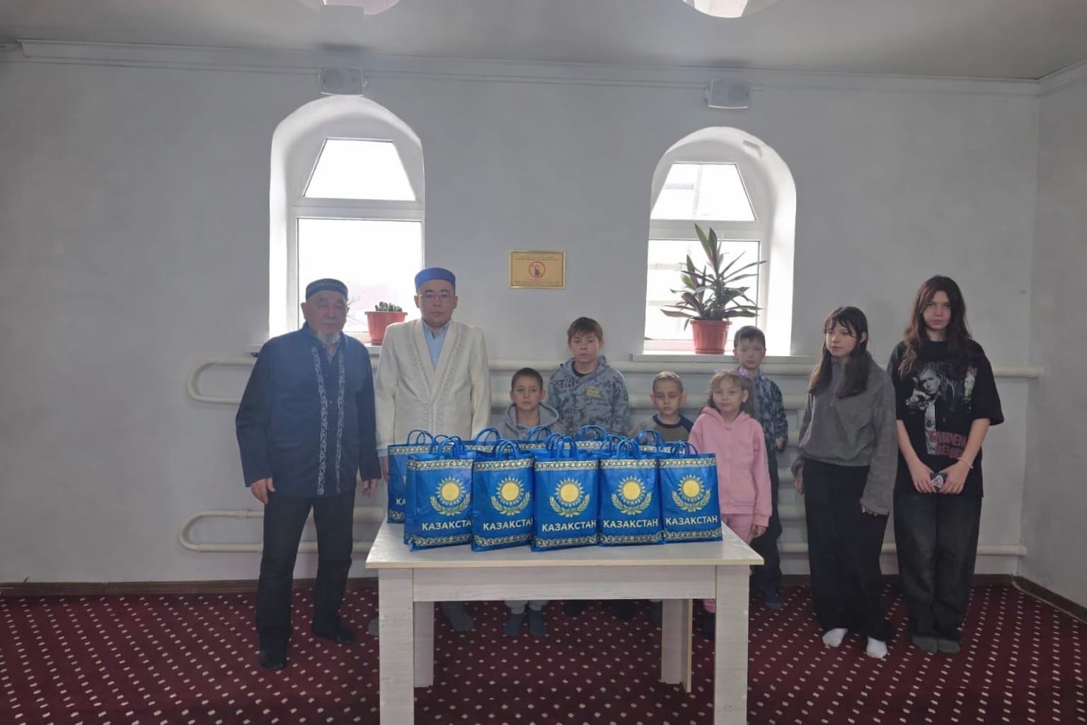 «Нұр» мешітінде Тәуелсіздік күніне орай мүмкіндігі шектеулі балаларға сыйлық үлестірілді