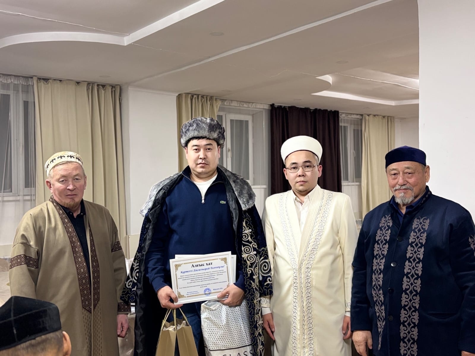 Шахтинск қалалық «Нұр» мешітінде жанашыр жамағат пен кәсіпкерлерге құрмет көрсетілді.