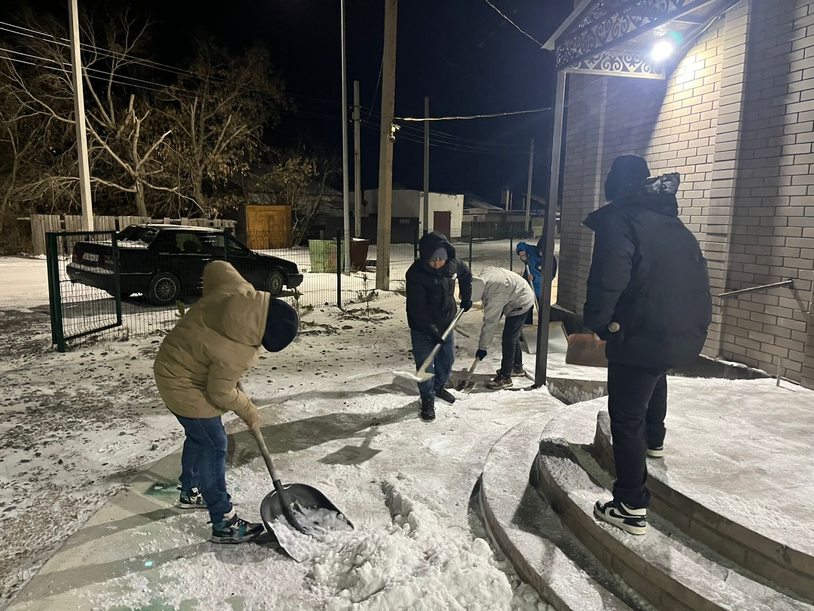 Мешіт ауласы қалың қардан тазартылды