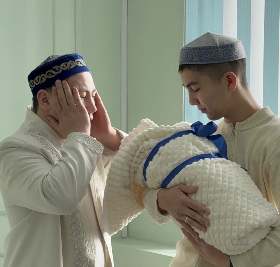 Саранда сәбиге азан шақырып есім қою рәсімі өтті