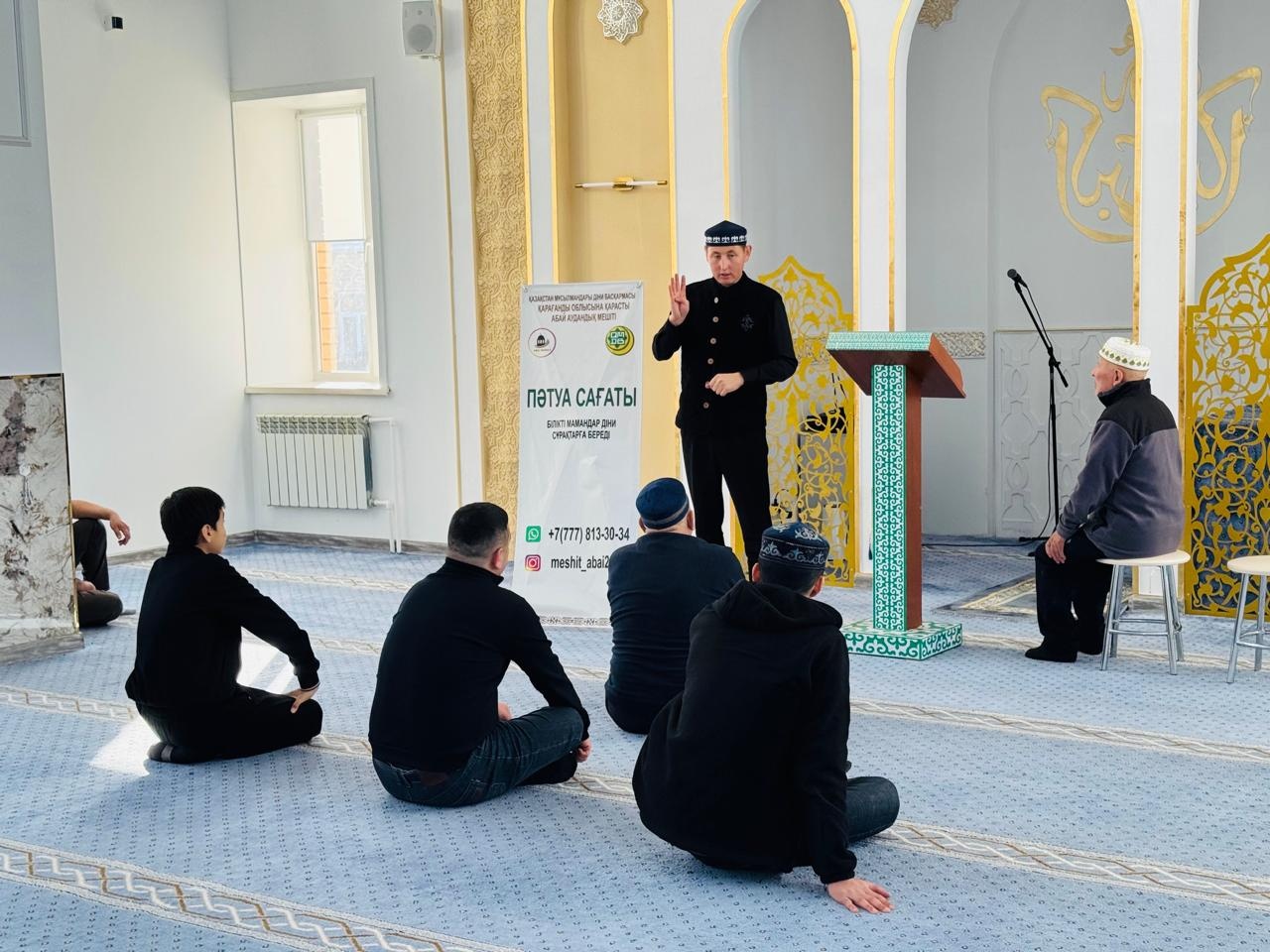 Жамағат шариғи сұрақтарына жауап алуда