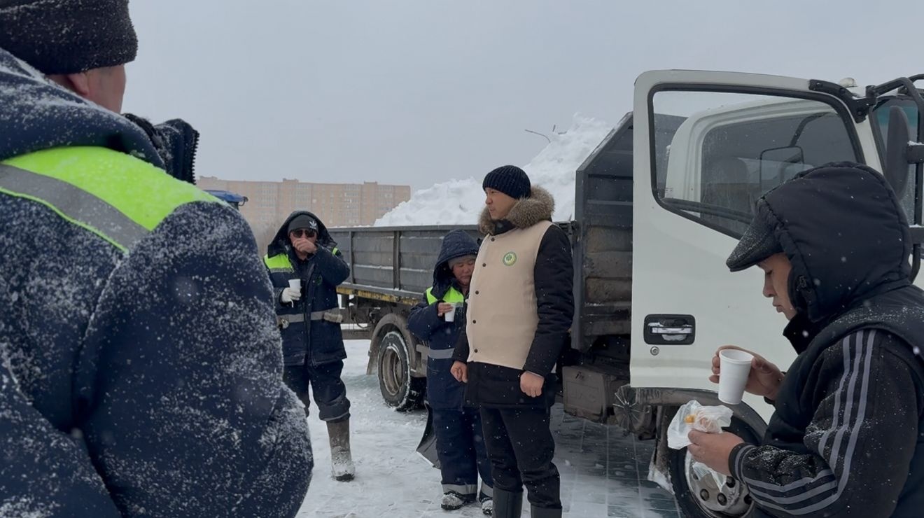 ҚАРАҒАНДЫ: «ЗЕКЕТ ЖӘНЕ ҚАЙЫРЫМДЫЛЫҚ» ҚОРЫ КӨШЕ ТАЗАЛЫҚШЫЛАРЫНА ЫСТЫҚ АС ҮЛЕСТІРДІ