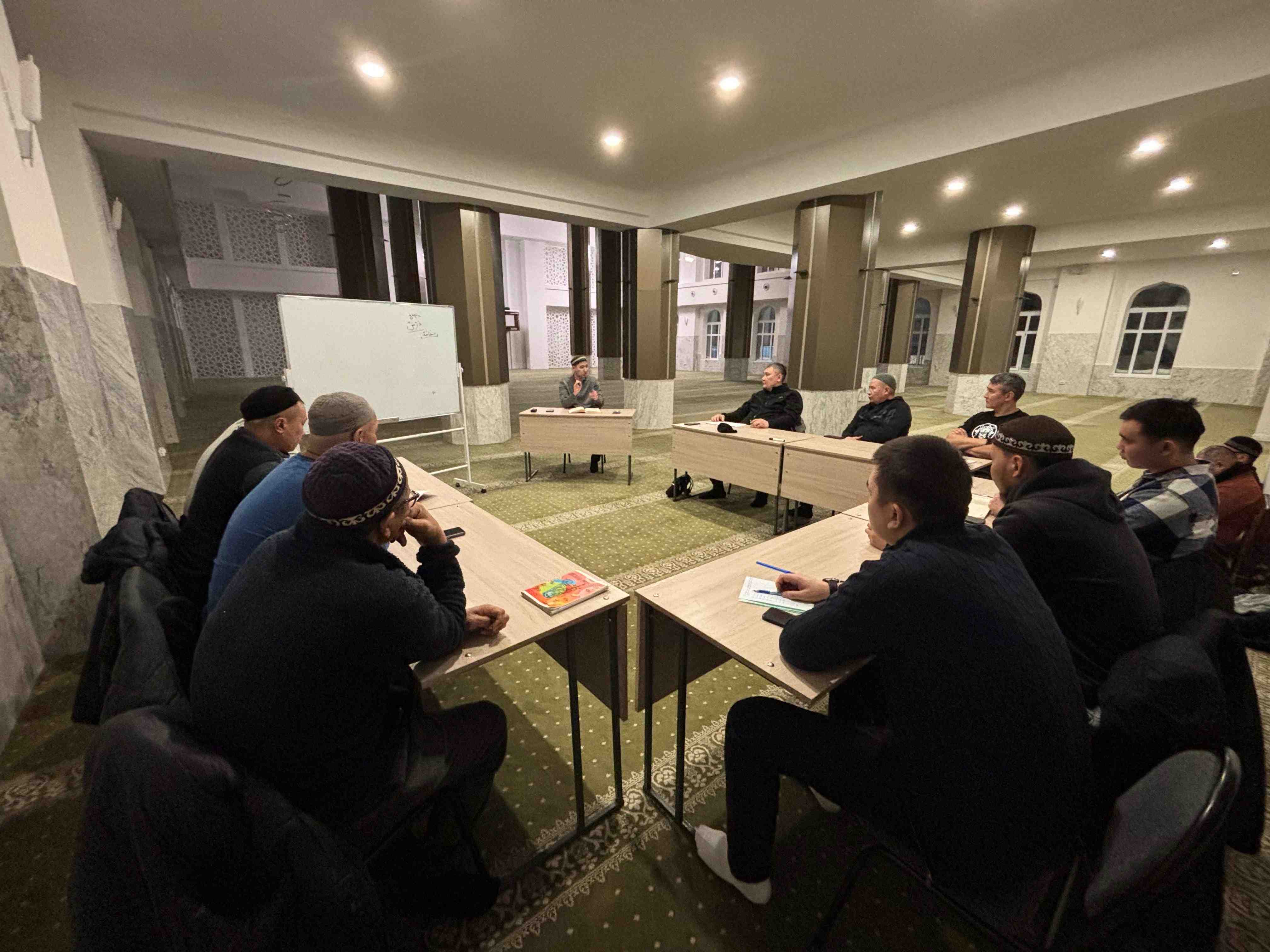 Қарағанды қалалық «Әл-Ғаффар» мешітінде фиқһ сабағы өтуде