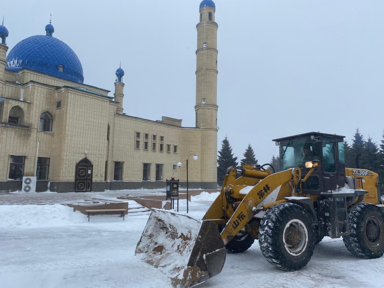 «Әлихан Бөкейхан» мешітінің ауласы қардан тазартылды