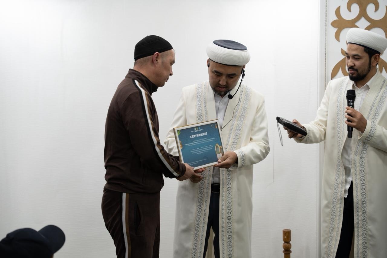 Саран қалалық мешітінің шәкірттеріне сертификат табысталды