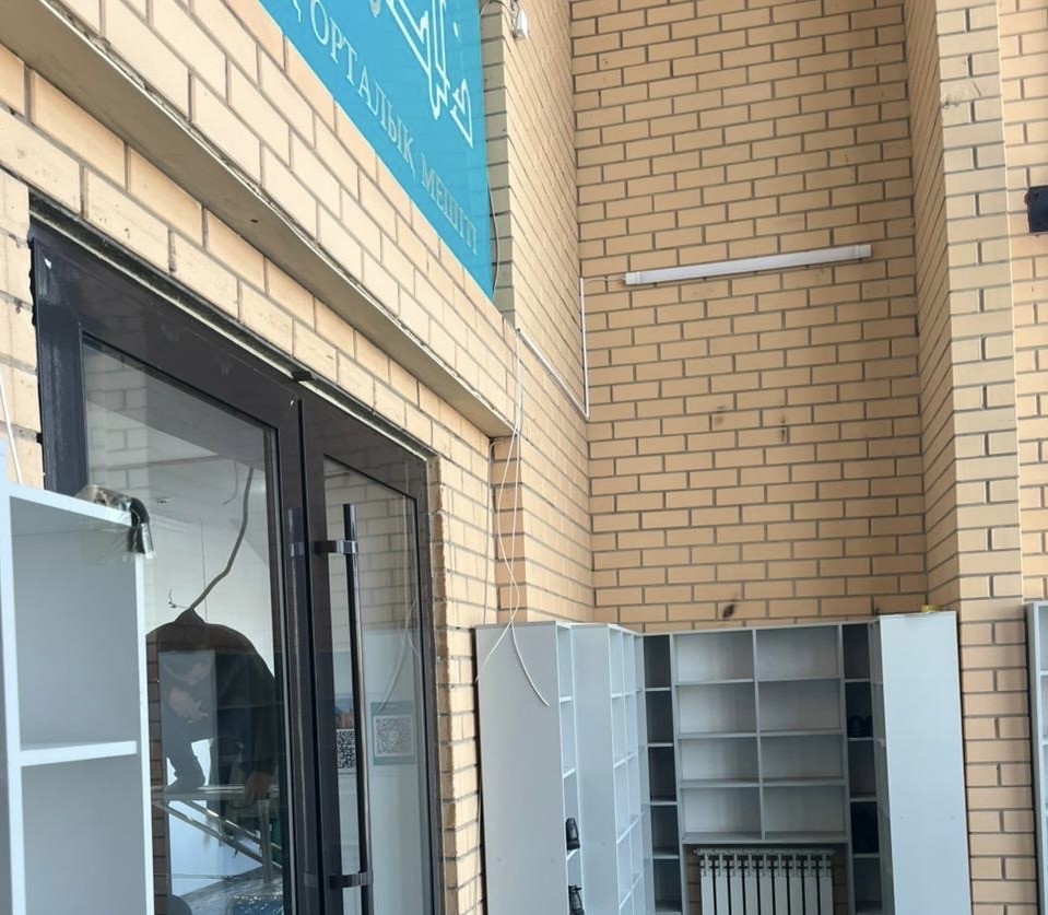 Абай аудандық орталық мешітінің кіреберіс дәлізі жарықтандырылды