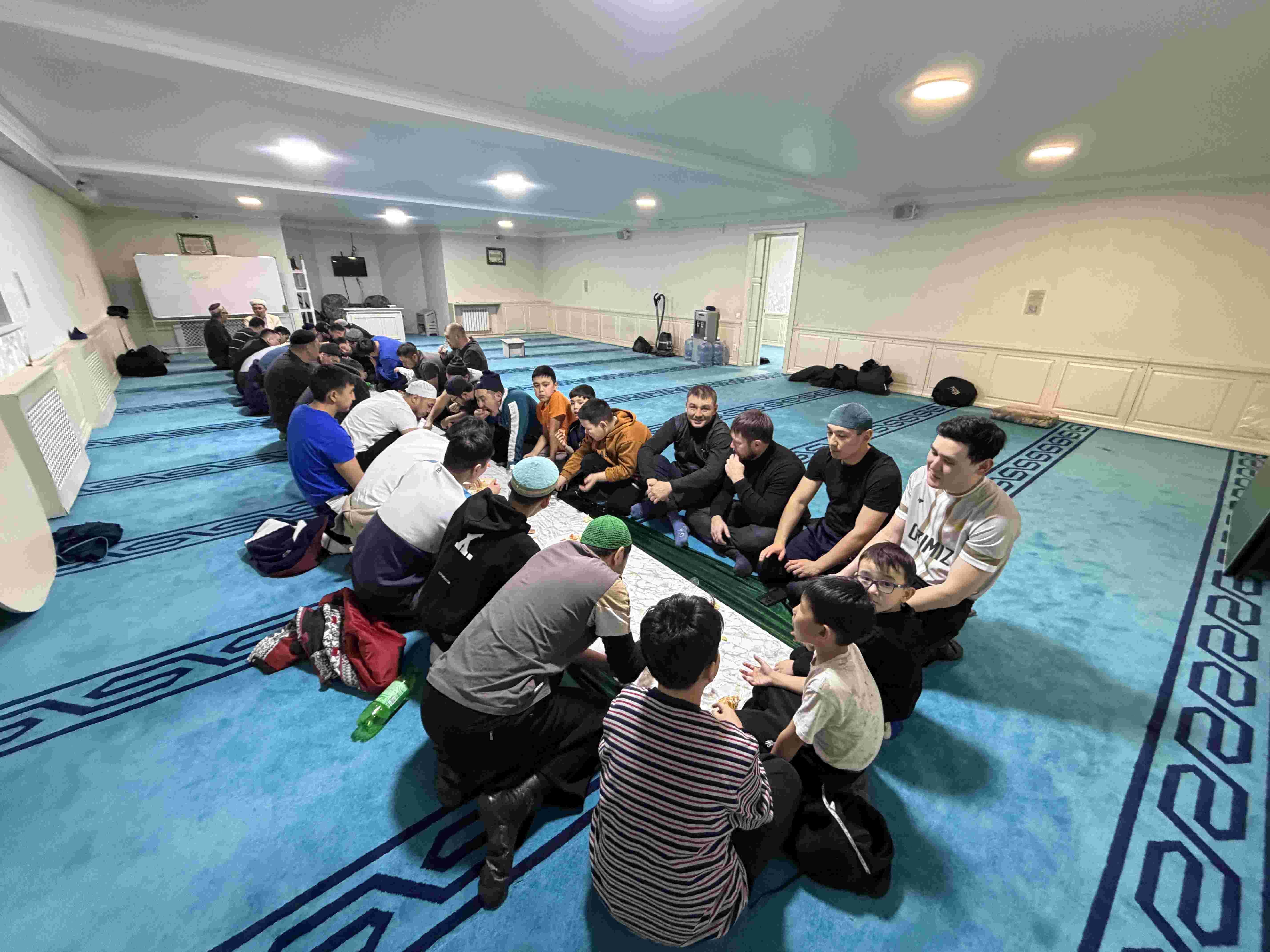 «Қазыбек би» мешітінде дәстүрлі бейсенбілік дастархан басқосу жалғасып келеді