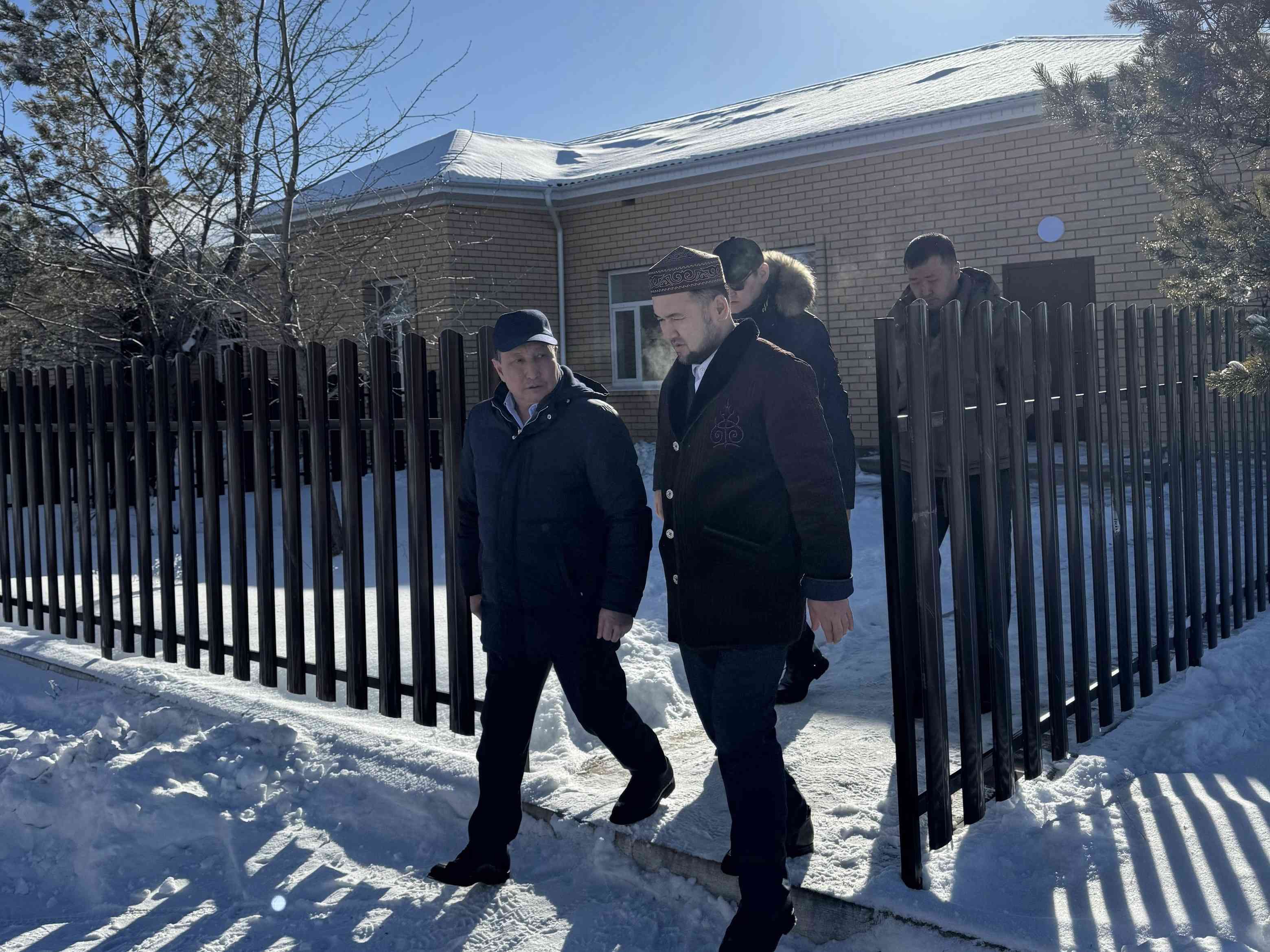 Абай ауданының әкімі мешіт жанынан салынып жатқан қызметтік пәтермен танысты
