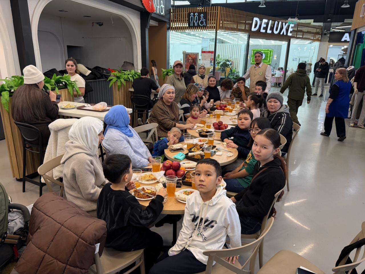 ҚАРАҒАНДЫ: «ЗЕКЕТ ЖӘНЕ ҚАЙЫРЫМДЫЛЫҚ ҚОРЫ» КӨП БАЛАЛЫ АНАЛАРҒА ҚАЙЫРЫМДЫЛЫҚ ДАСТАРХАНЫН ЖАЙДЫ