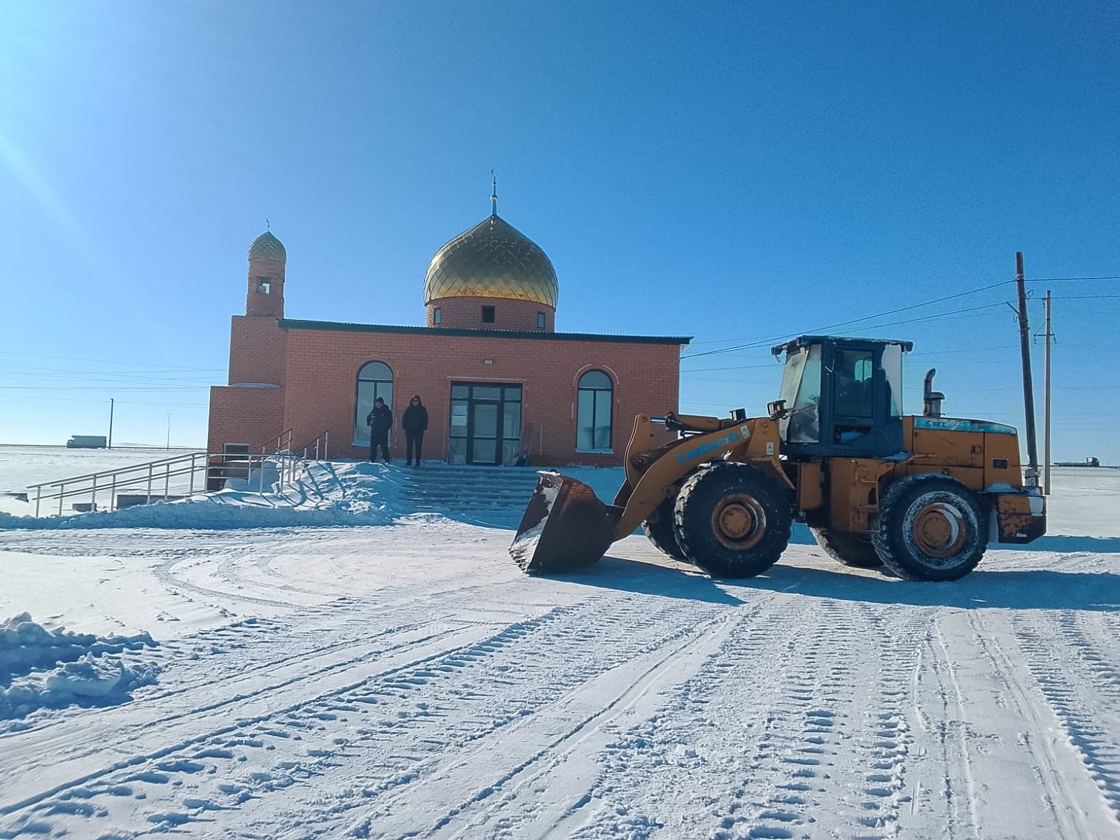 Баймырза ауылдық мешітінің ауласы қардан тазартылады