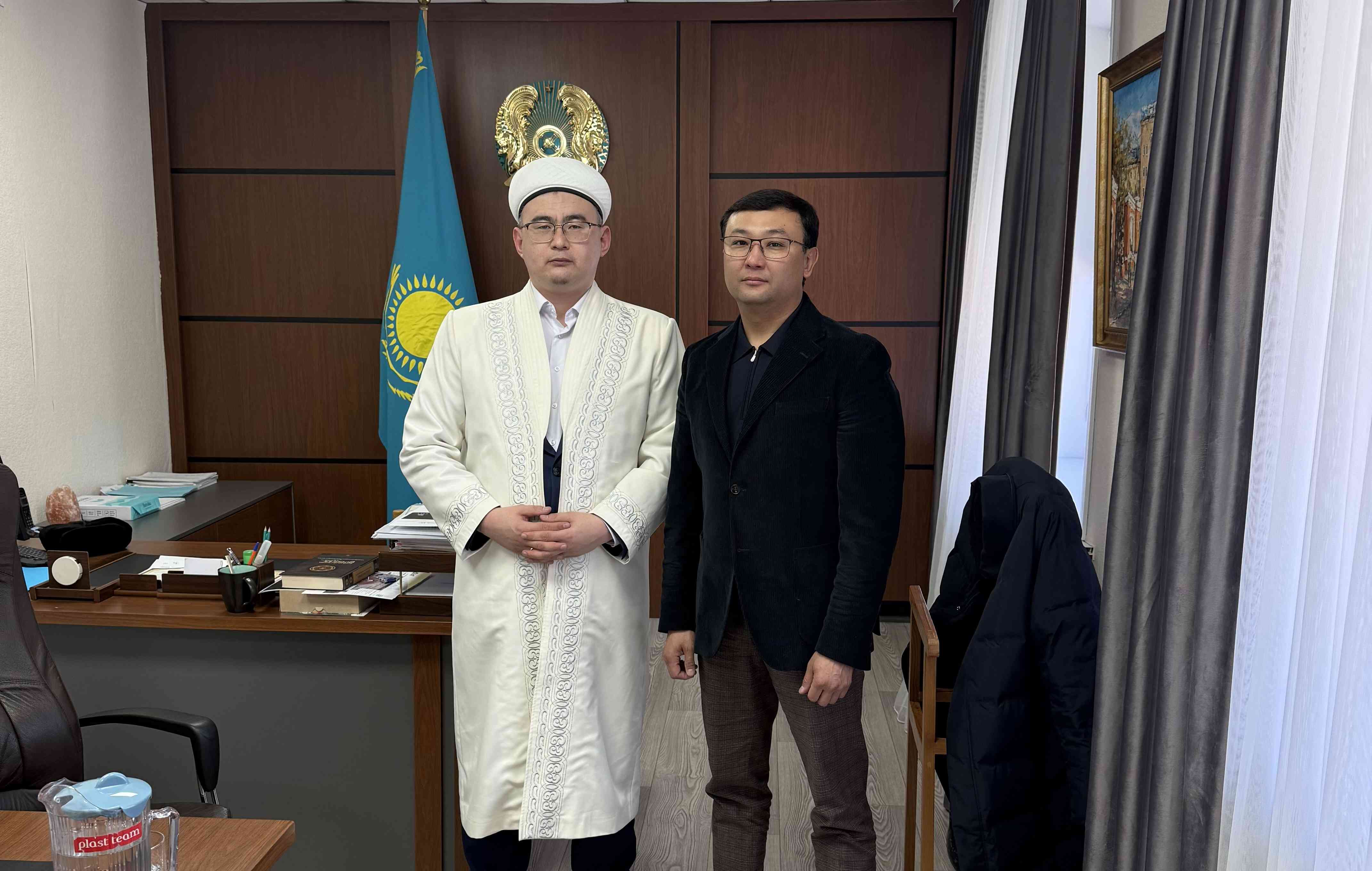 Қазыбек би мешітінің имамы аудан әкімімен кездесті