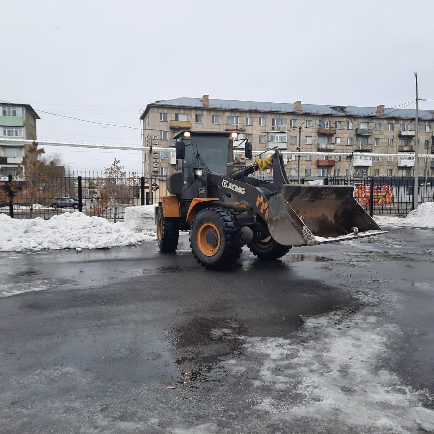 Шахтинск қалалық «Нұр» мешітінің ауласы қардан тазартылды.