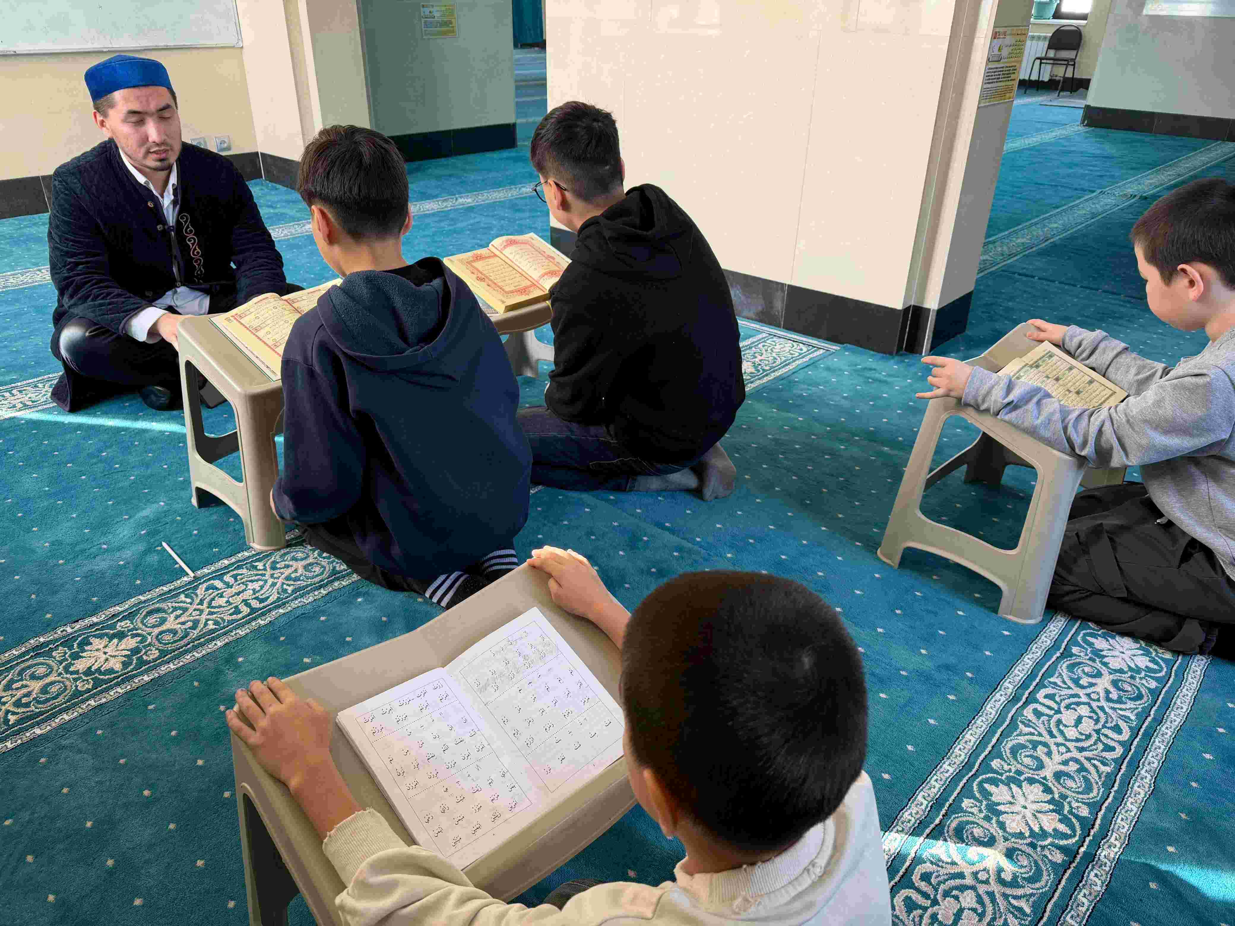 Әлихан Бөкейхан мешітінде жеткіншектер Құраннан сауат ашуда