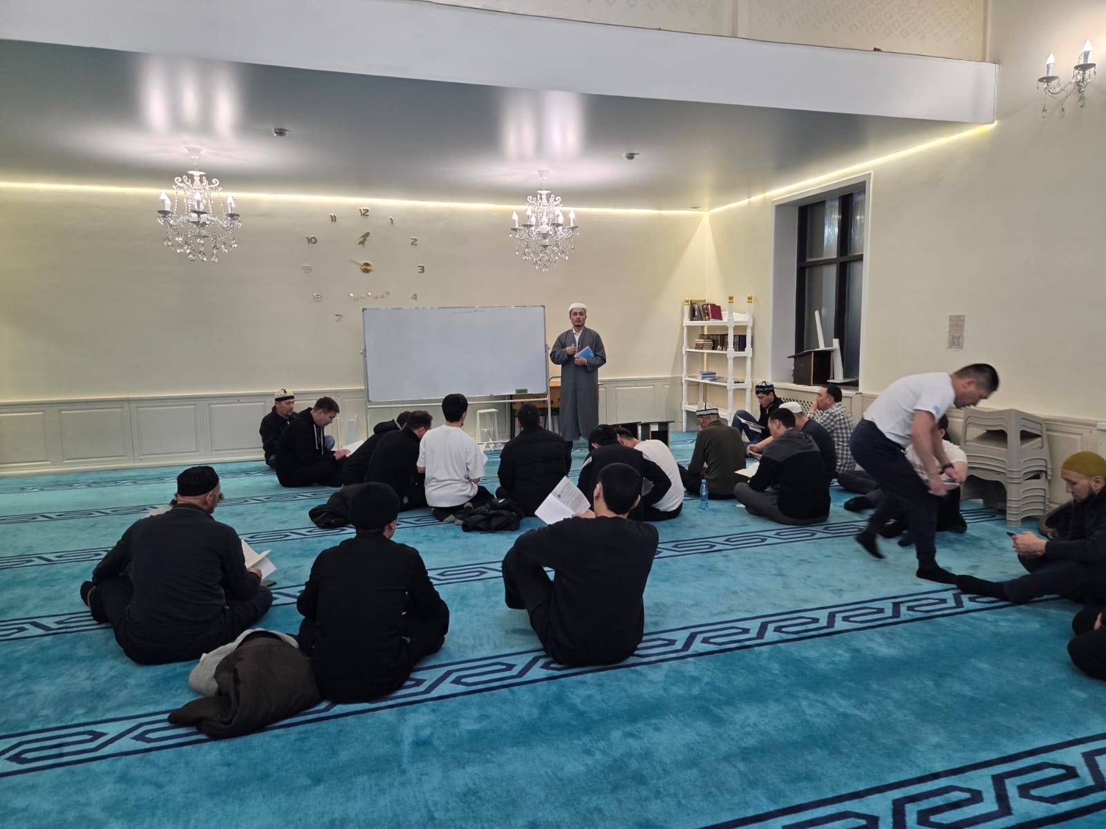 «Қазыбек би» мешітінде «Ислам әдептерінің энциклопедиясы» кітабы талқыланды