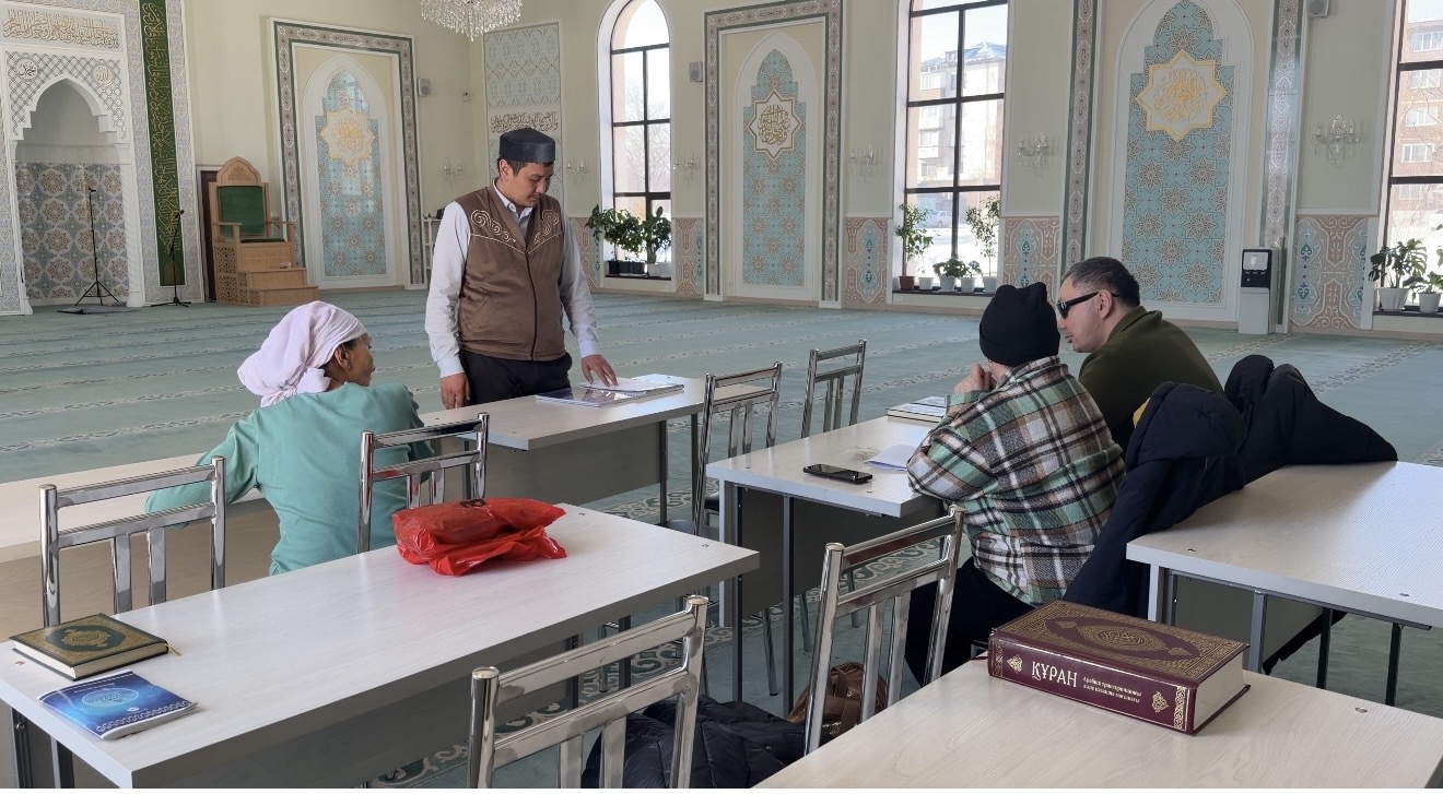 Төлеутай ата мешітінде зағип жандарға арналған Құран дәрісі өтуде