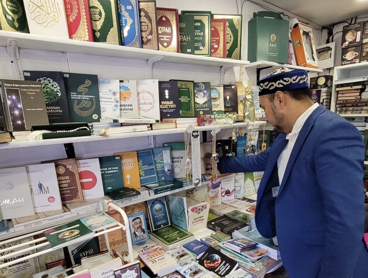 Мешіт дүкендеріндегі оқулықтар тексерістен өтті