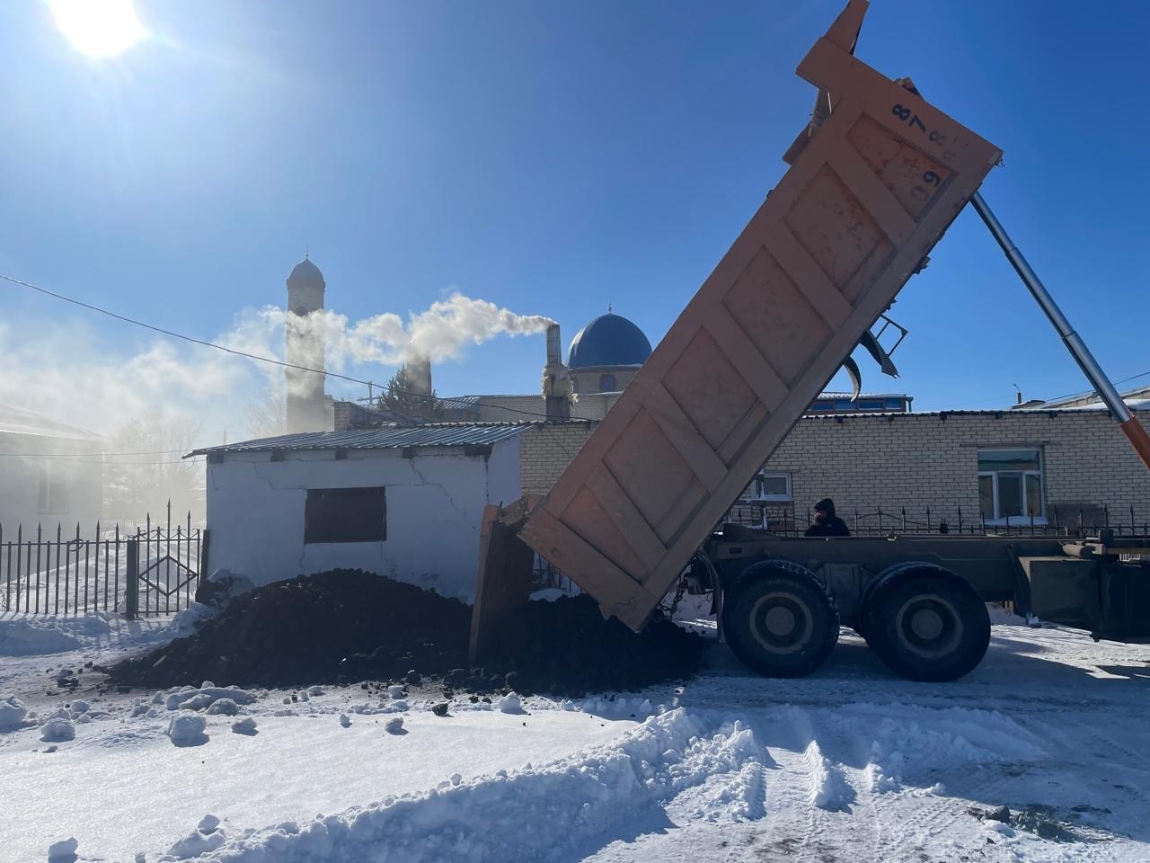 «ЖЫЛУ СЫЙЛА» ҚАЙЫРЫМДЫЛЫҚ АКЦИЯСЫ АЯСЫНДА МЕШІТКЕ 10 ТОННА КӨМІР ТҮСІРІЛДІ