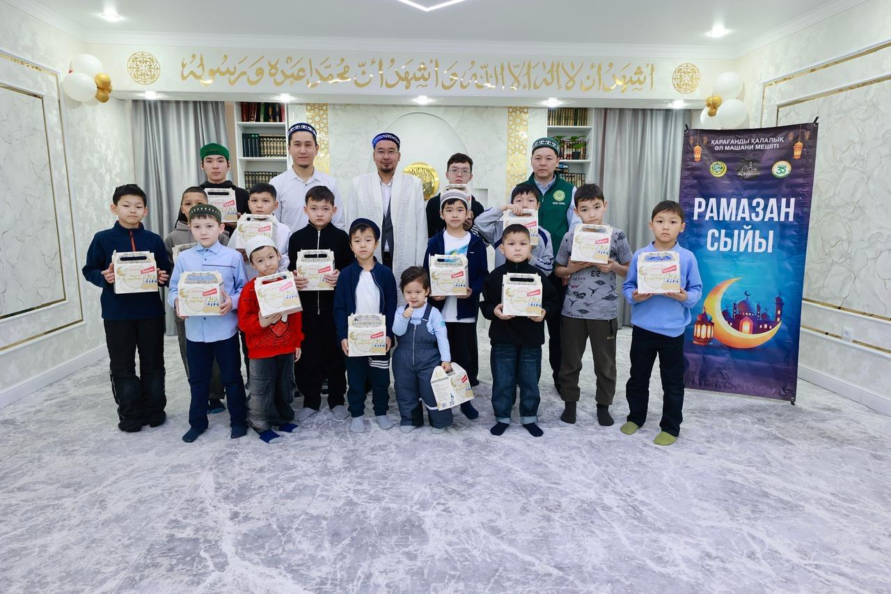 «ӘЛ МАШАНИ» МЕШІТІНДЕ ЖЕТКІНШЕКТЕРГЕ «РАМАЗАН СЫЙЫ» ҮЛЕСТІРІЛДІ