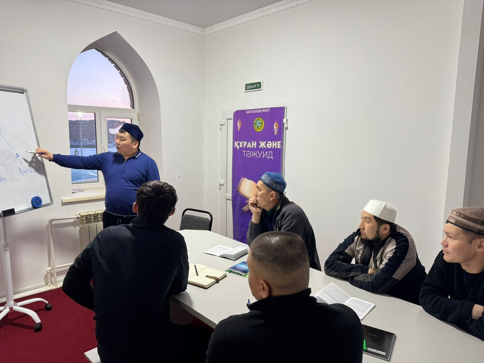 АБАЙ АУДАНДЫҚ МЕШІТІНДЕ «ҚҰРАН ОҚЫП ҮЙРЕНЕЙІК» КУРСЫ ӨТУДЕ