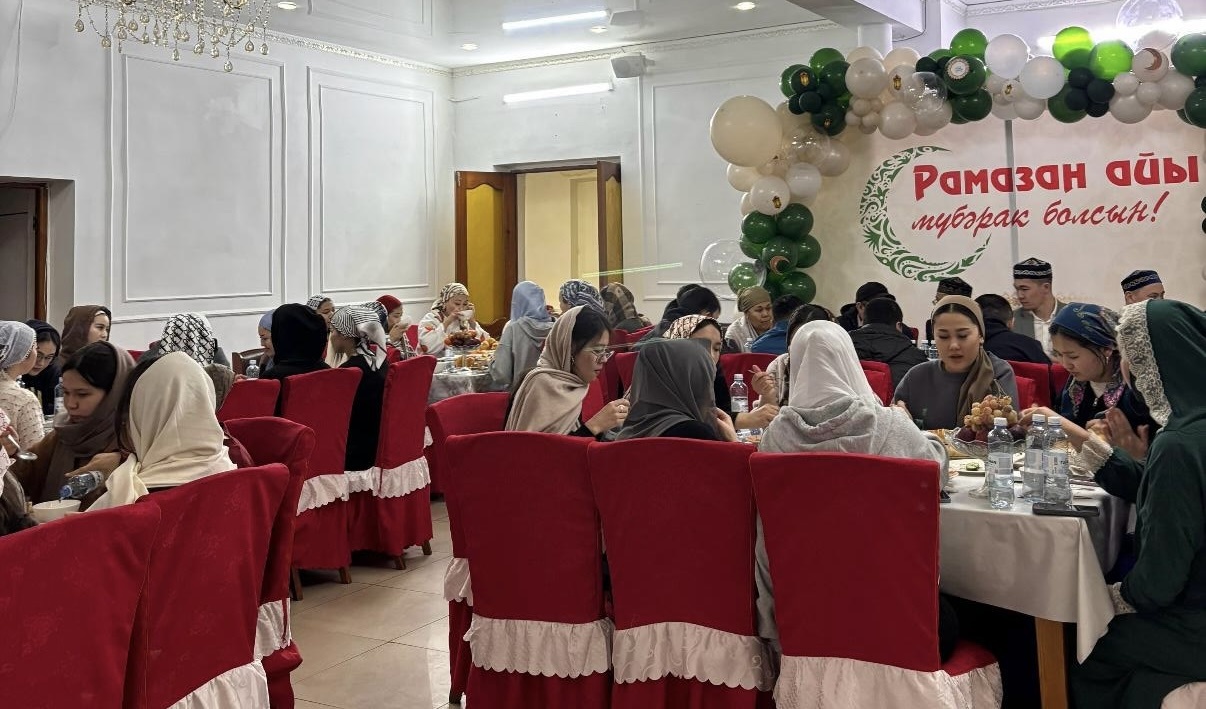 Саран қалалық мешітінде 100 студентке ауызашар берілді