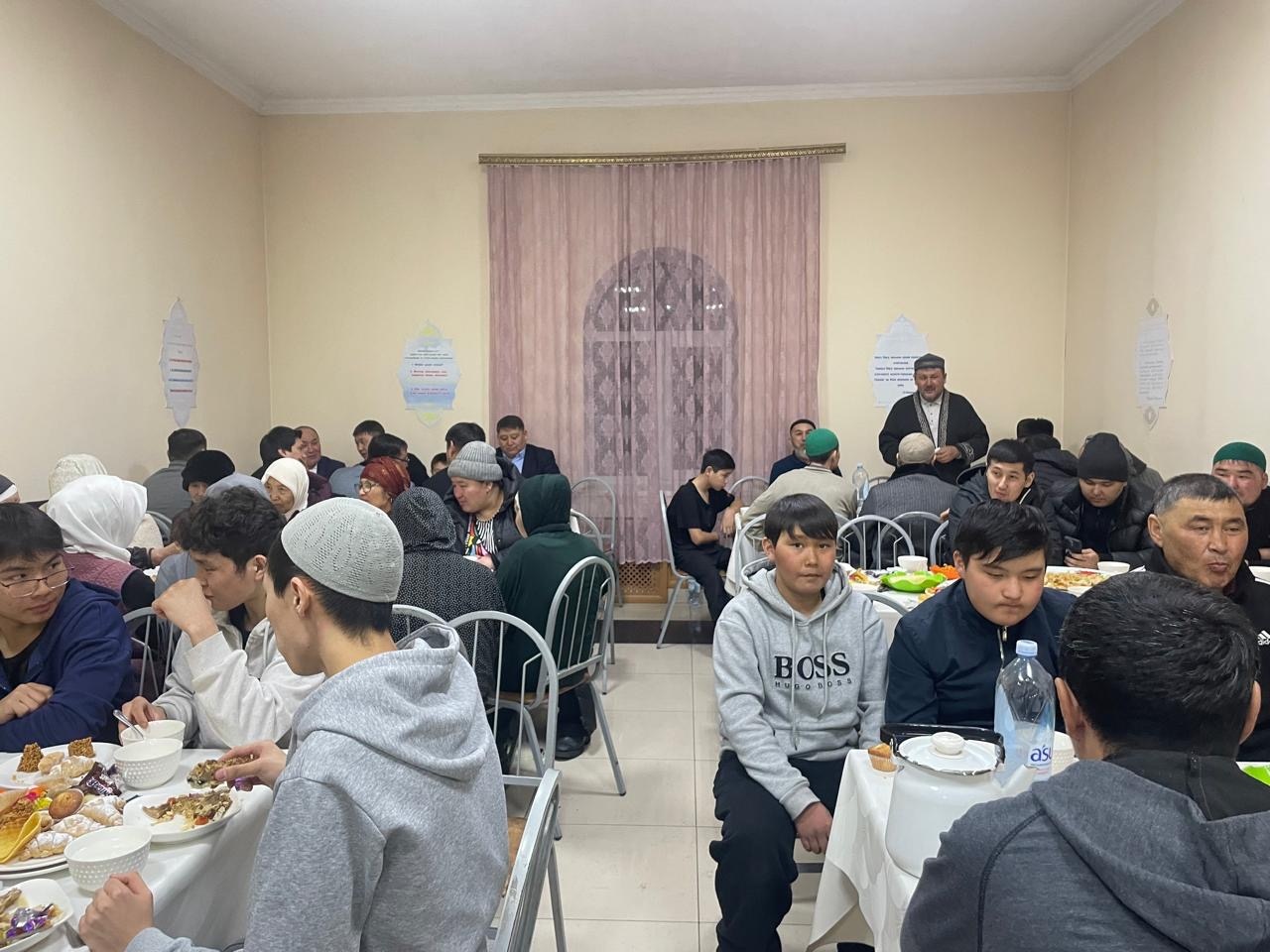 Жанқұтты би мешітінде мешіт белсенділеріне ауызашар берілді