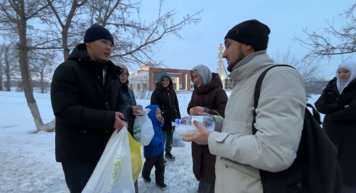 Әл-Ғаффар мешітінің әйел-қыздар жамағаты ауызашар асын үлестірді