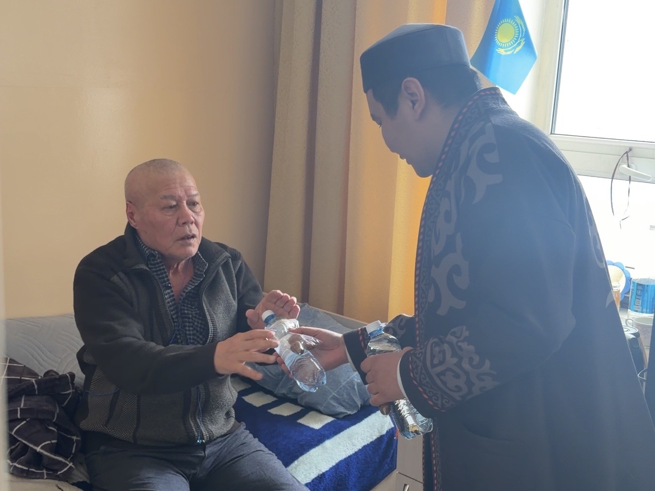 «Төлеутай ата» мешіті қарттар үйіндегі қарияларға құрма мен су таратты