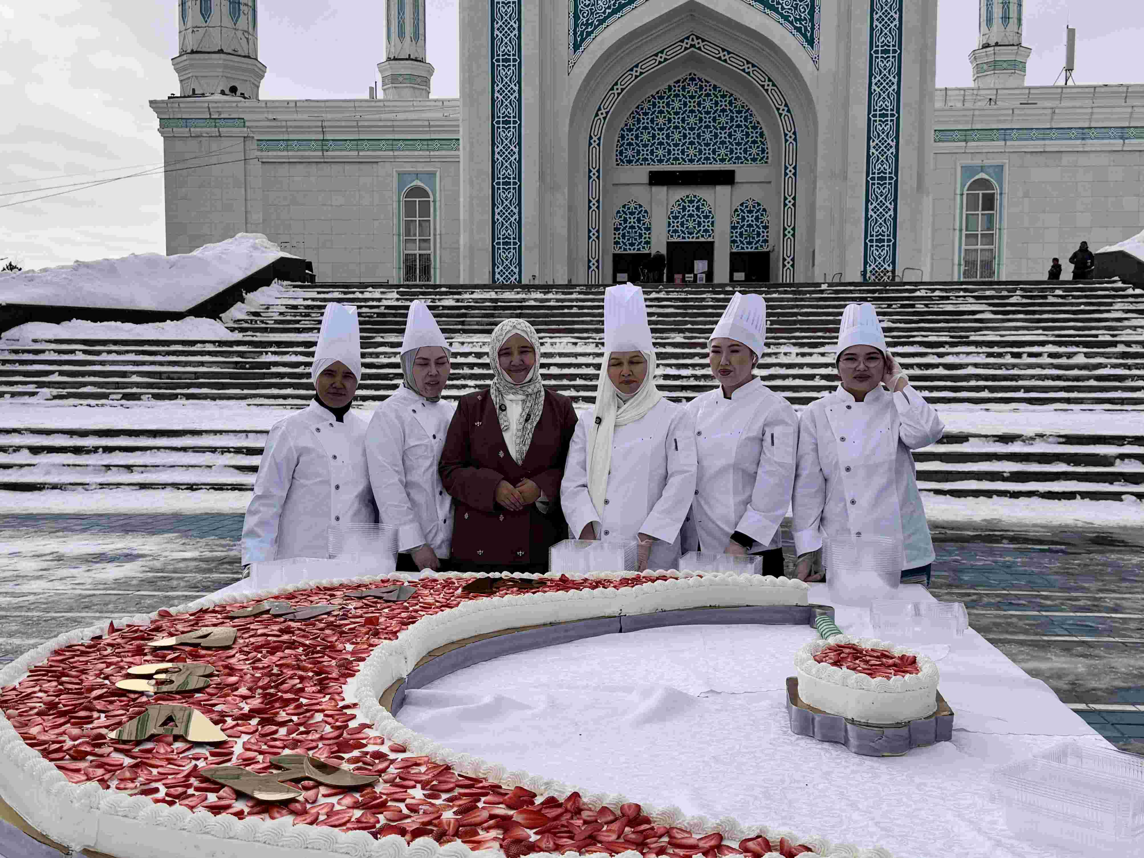«Әнет баба» мешіті ауласында жамағатқа 100 келілік «Рамазан тәттісі» таратылды