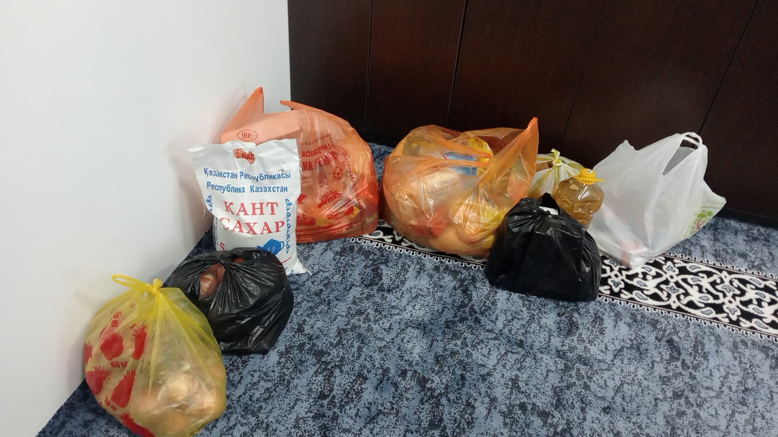 Топар кентінде азық-түлік үлестірілді