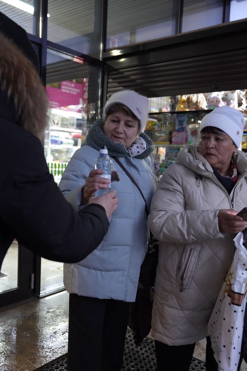 Саран қаласының тұрғындарына су мен құрма таратылды