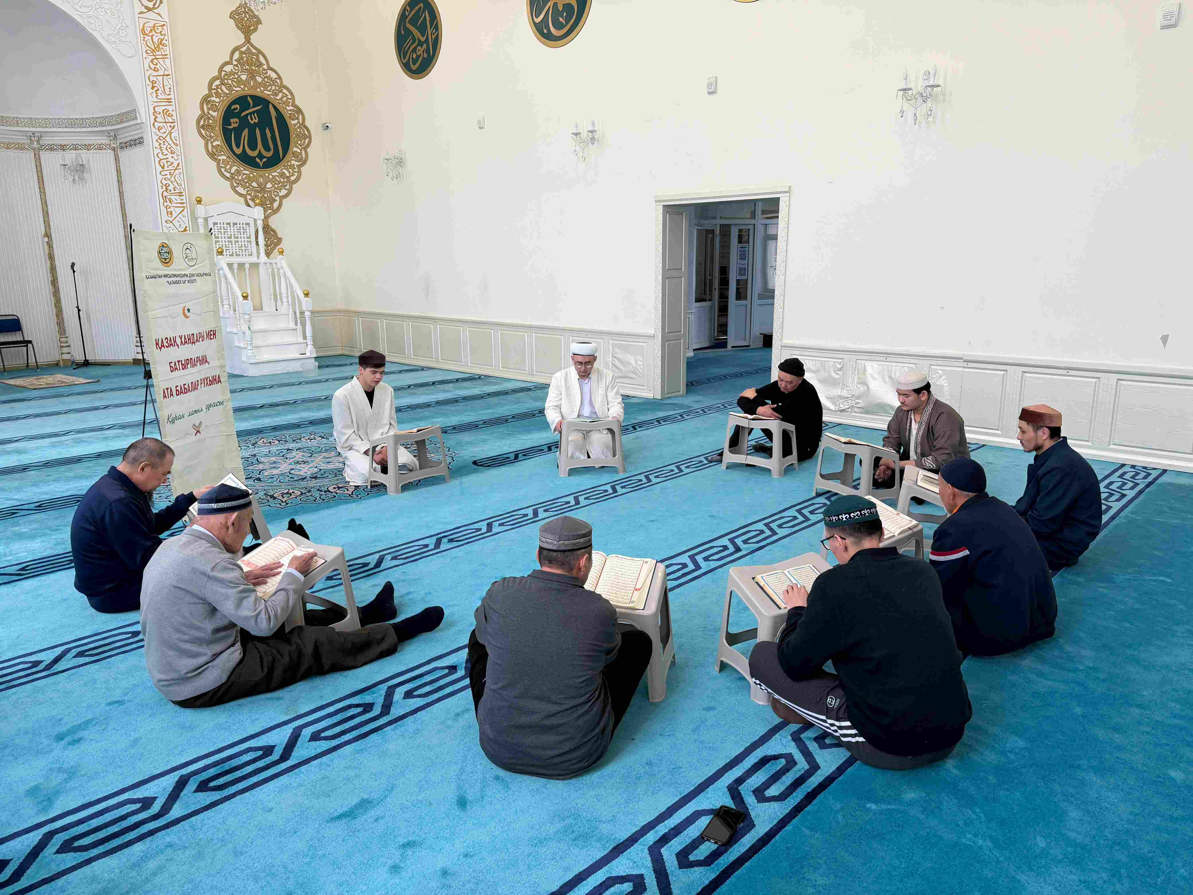 «Қазыбек би» мешітінде Рамазан айында ерлерге арналған Құран хатым өткізілуде