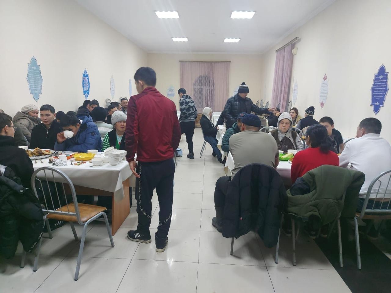 Шет ауданында жолда қалған жолаушыларға ауызашар мен сәресі берілді