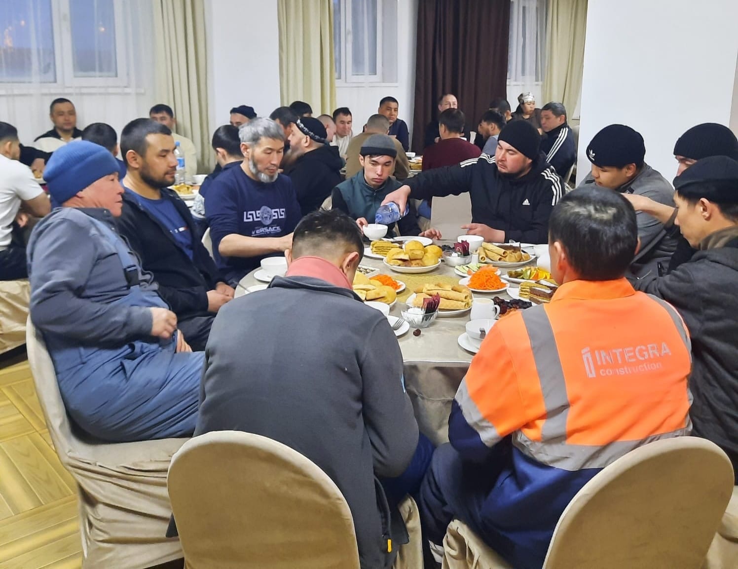 «Нұр» мешітінде жолда қалған жолаушыларға ауызашар берілді