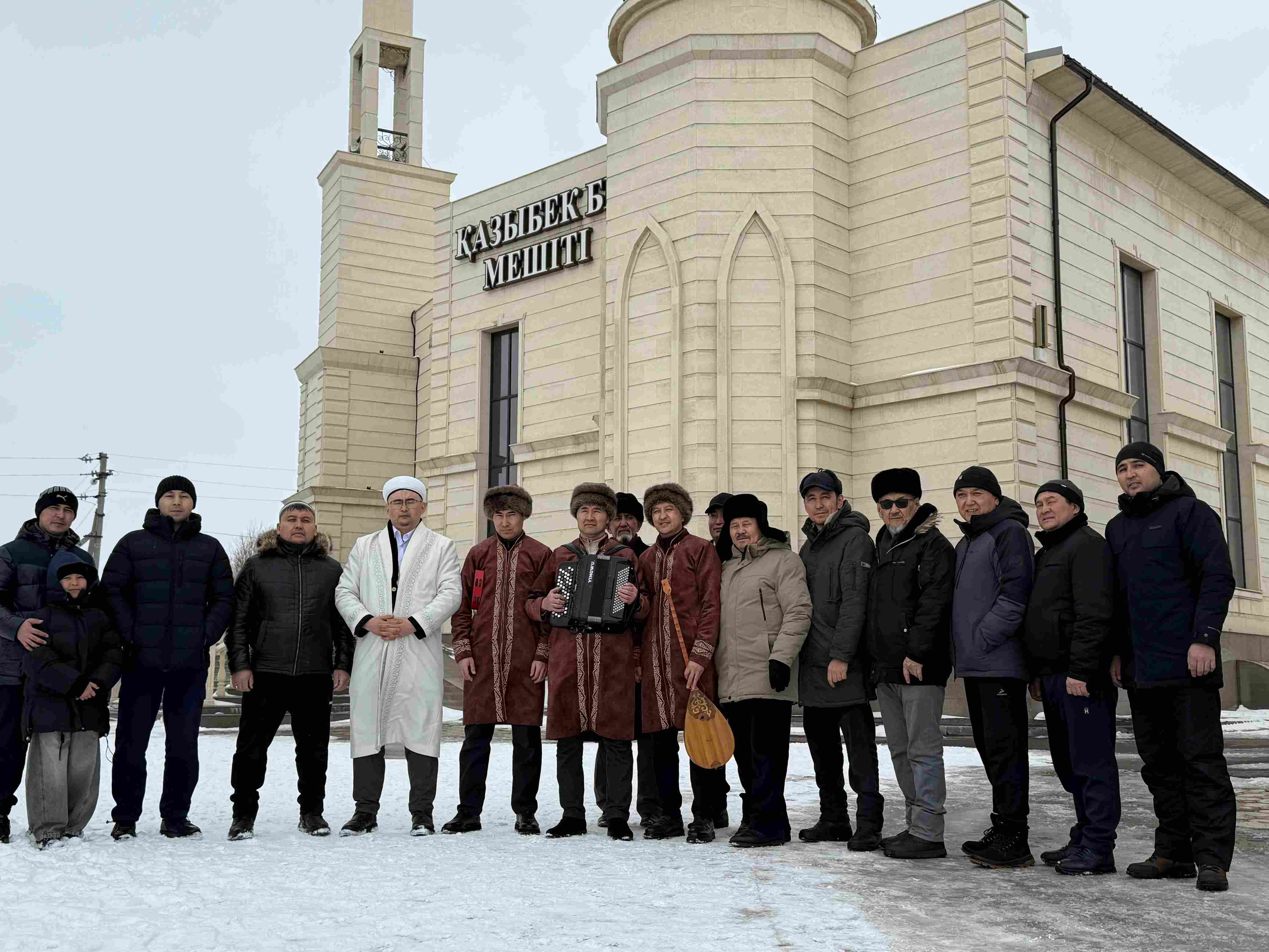 «Қазыбек би» мешіті жамағаты жарапазан жырын айтты