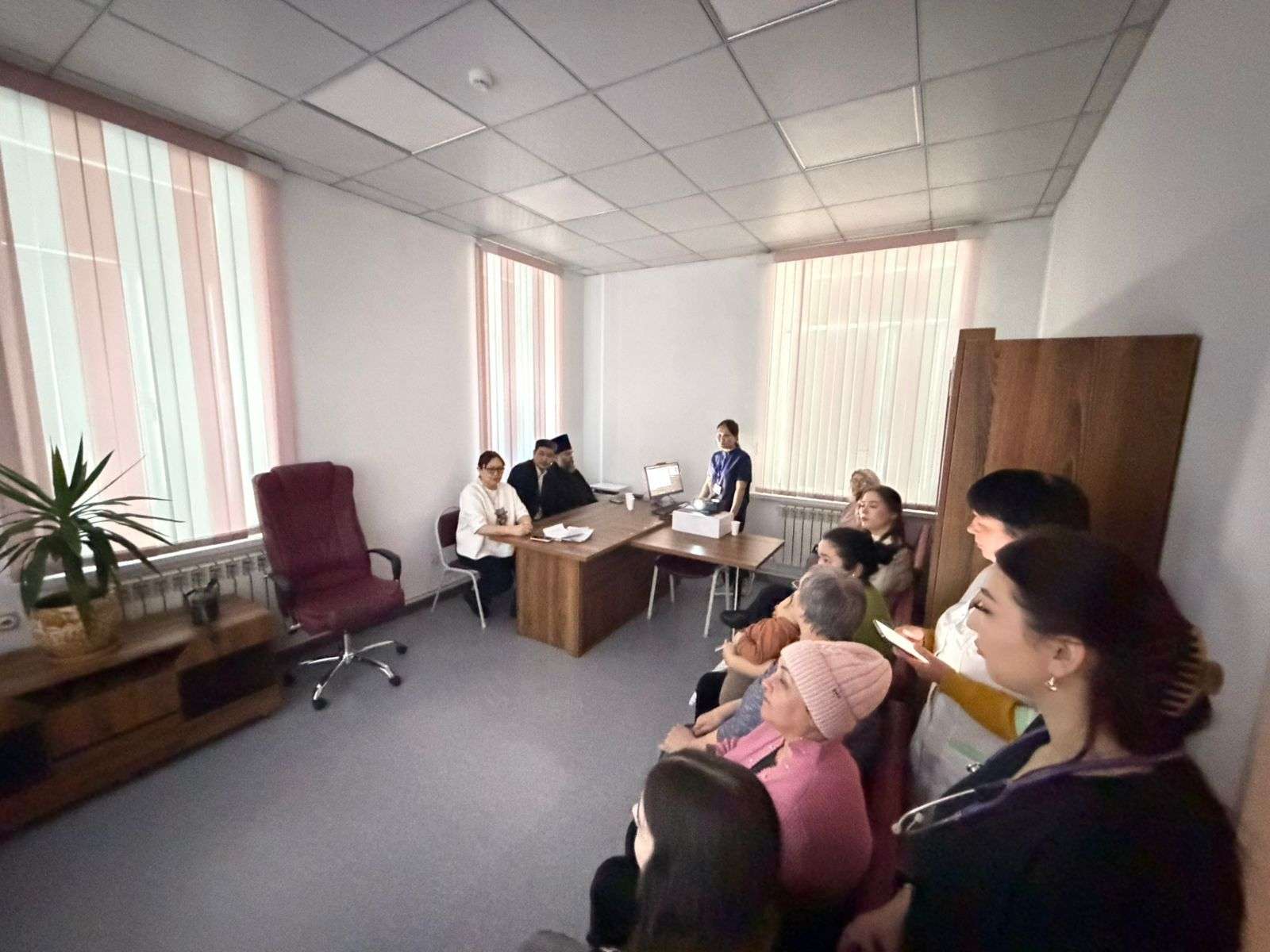 Қарағандыда балалар емханасында екпе мәселесіне арналған жиын өтті