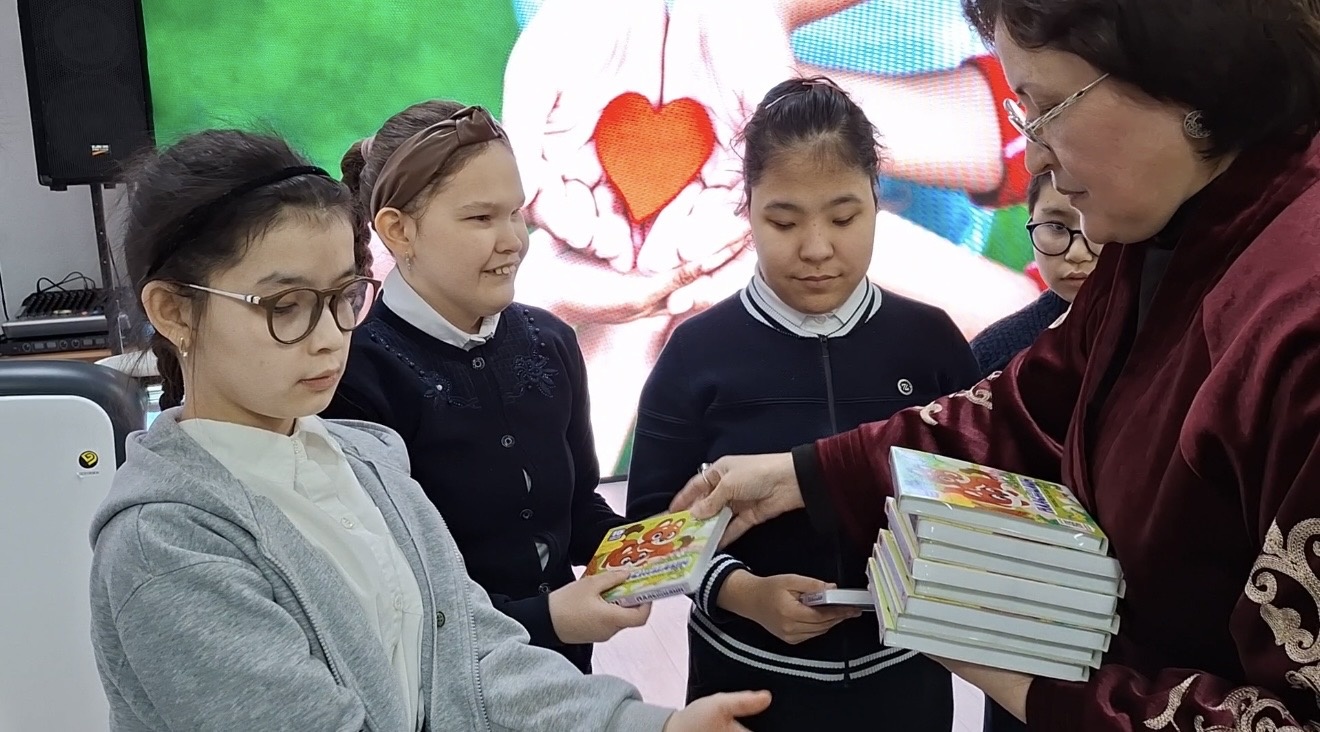 «Төлеутай ата» мешіті зағип жандарға оқулықтар үлестірді